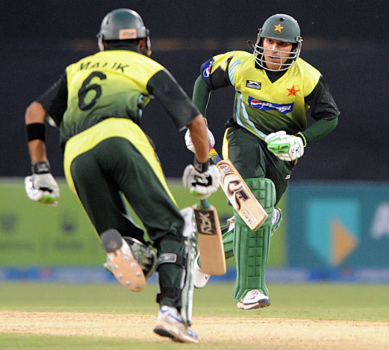 Salman Butt and Shoaib Malik put on 80 for the fifth wicket, Pakistan v Bangladesh, 3rd ODI, Lahore, April 13, 2008