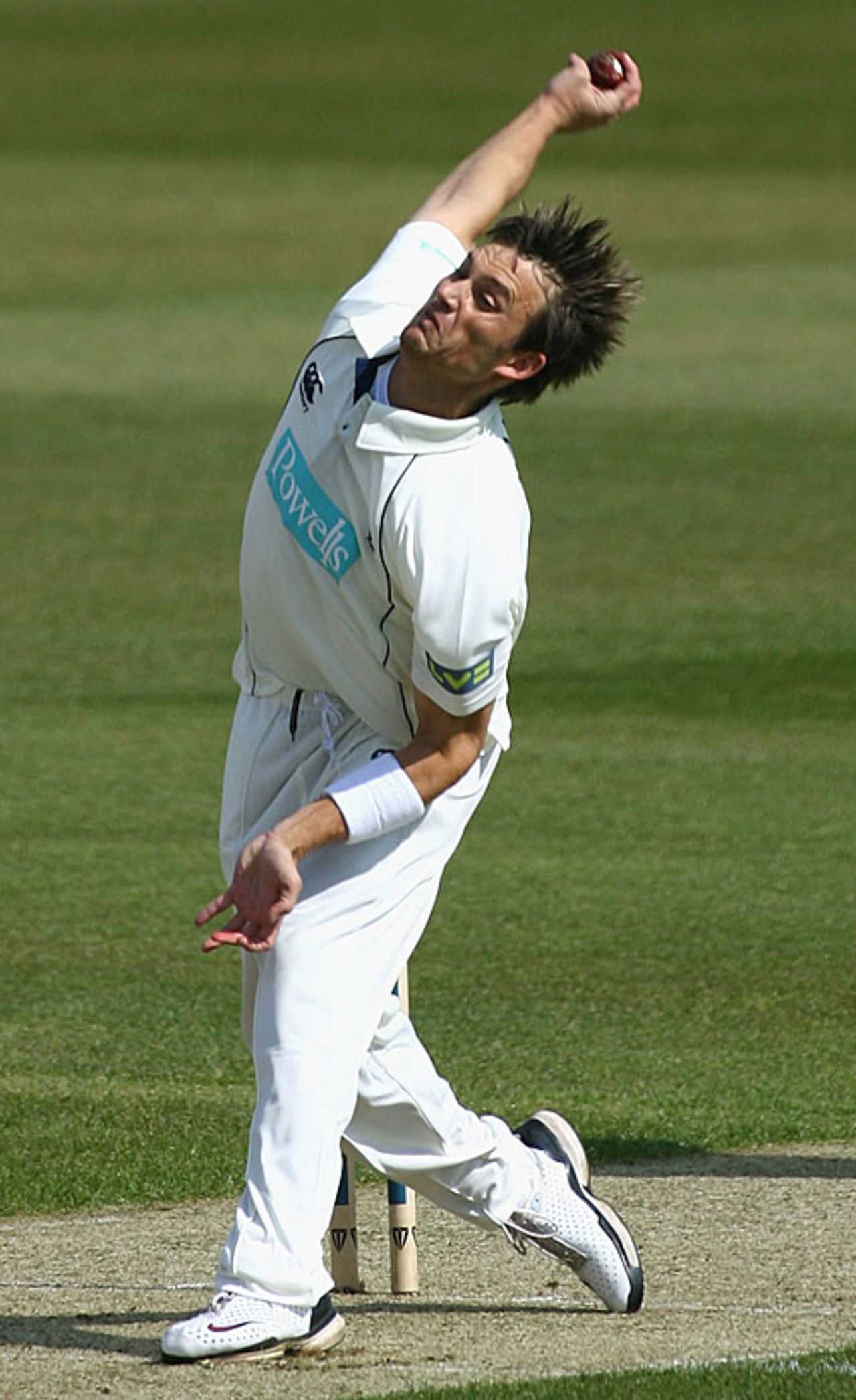 Shane Bond in his delivery stride for Hampshire, Hampshire v Sussex, Southampton, April 16, 2008