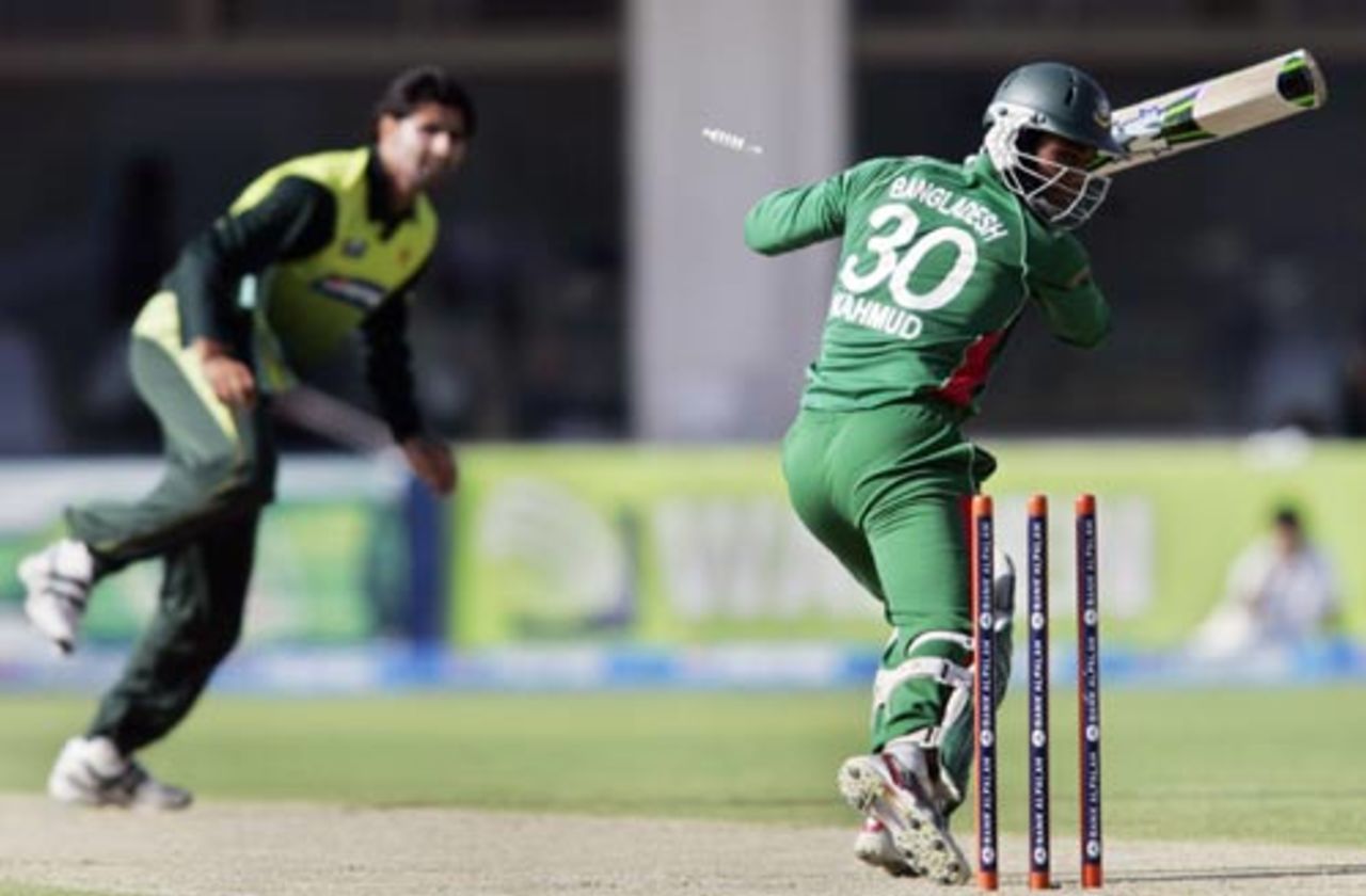 Sohail Khan cleans up Mahmudullah for 9, Pakistan v Bangladesh, 4th ODI, Multan, April 16, 2008