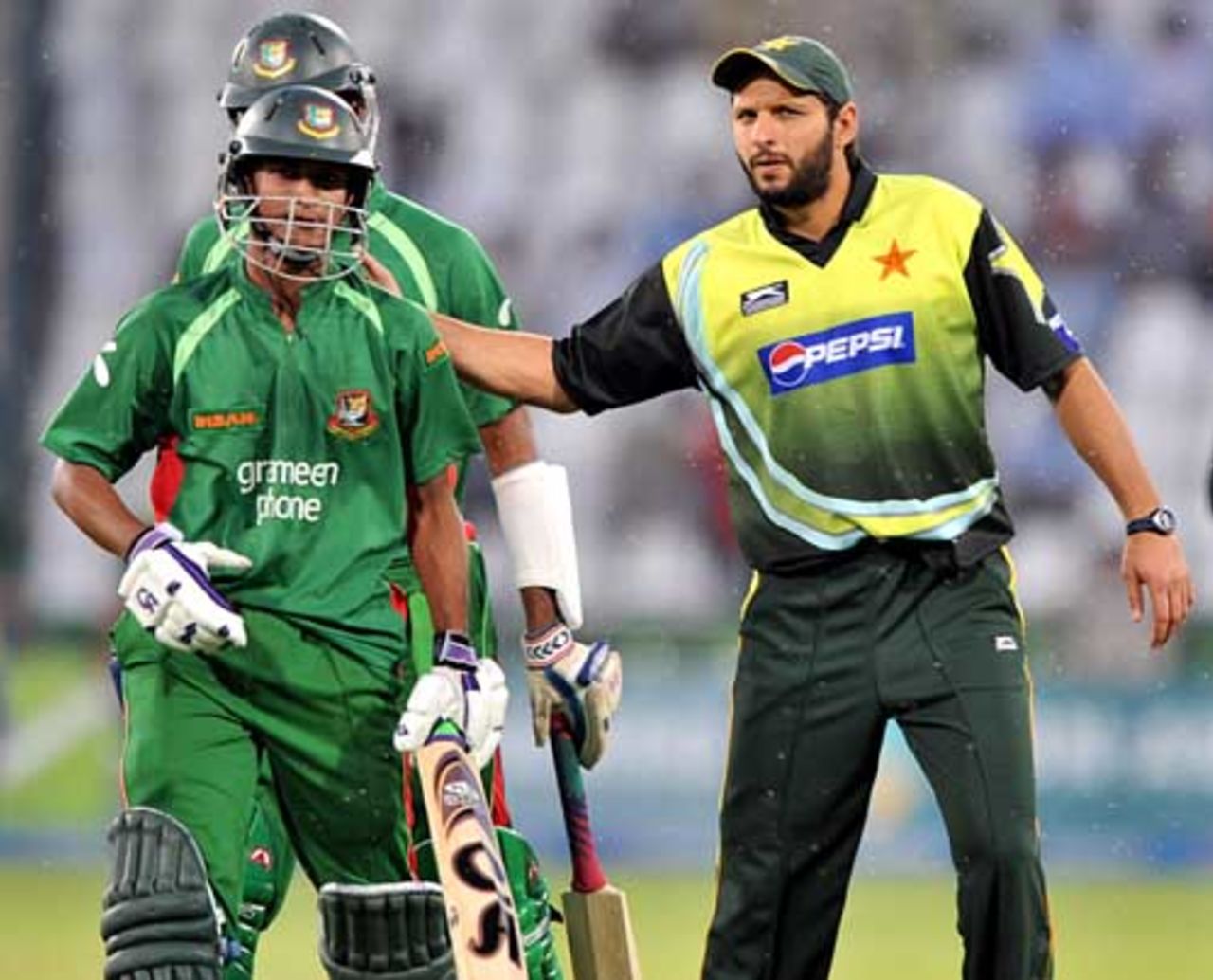 Shakib Al Hasan gets a pat on the back from Shahid Afridi, Pakistan v Bangladesh, 4th ODI, Multan, April 16, 2008