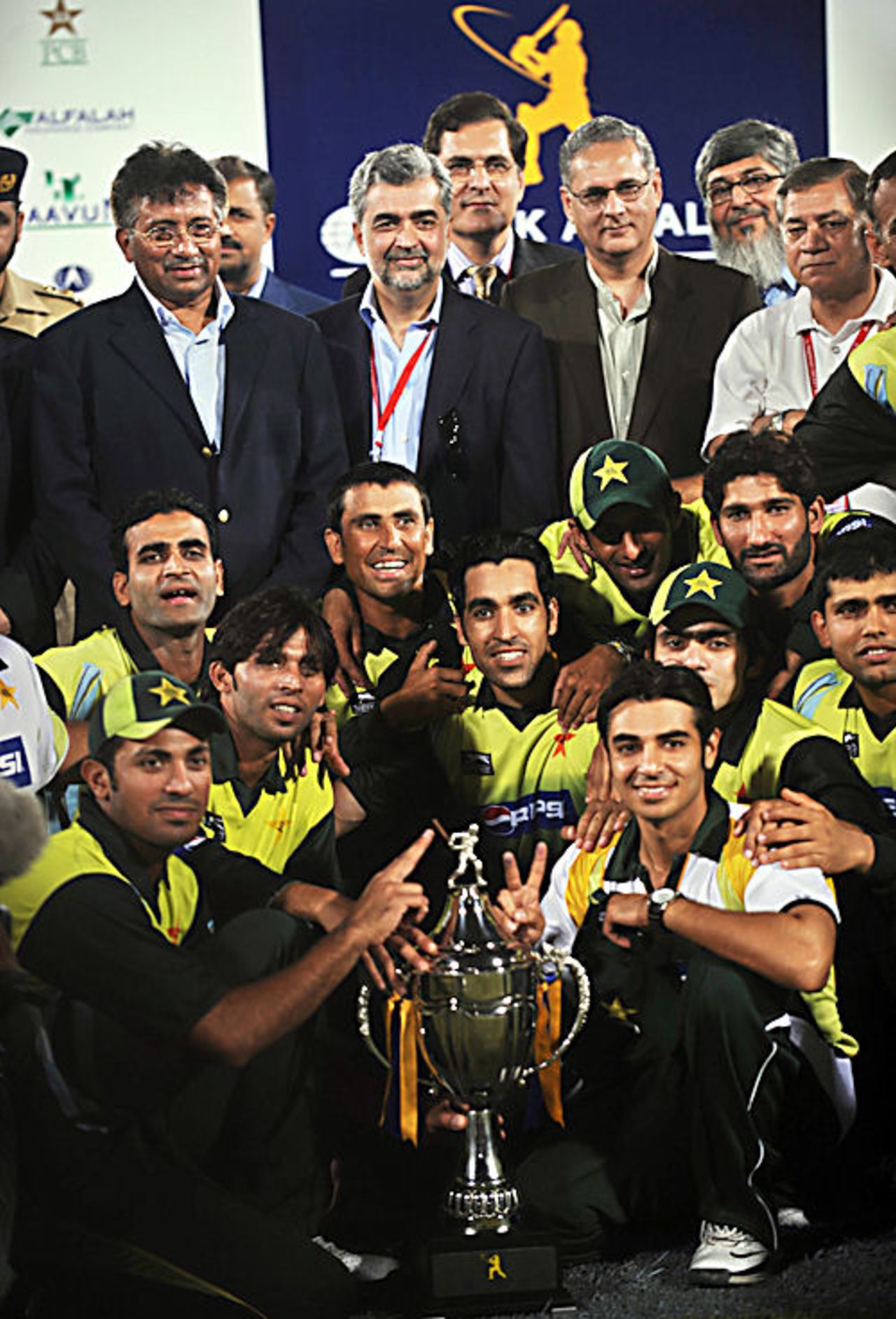The Pakistan team and officials pose with the trophy, Pakistan v Bangladesh, 5th ODI, Karachi, April 19, 2008