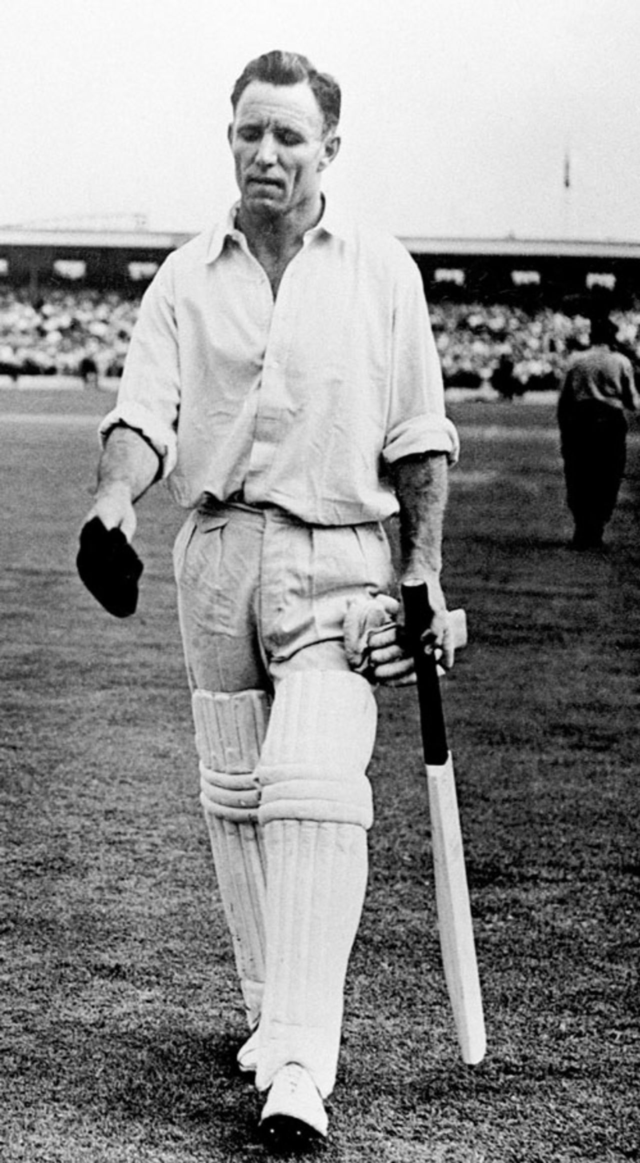 Rray Lindwall walks out to bat, fourth Ashes Test, 1956