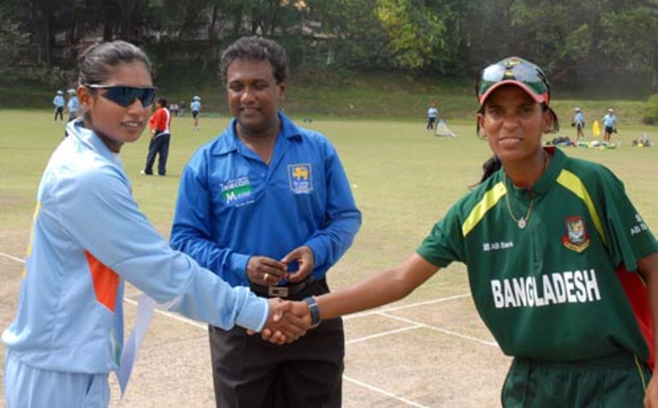 Mithali Raj and Salma Khatun at the toss, Bangladesh v India, Kurunegala, Women's Asia Cup, May 2, 2008