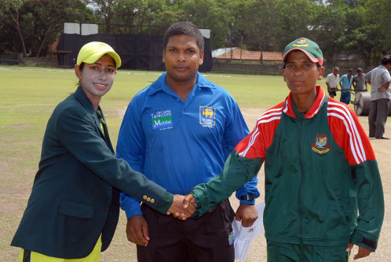 Opposing captains Urooj Mumtaz and Salma Khatun shake hands, Bangladesh v Pakistan, Kurunegala, Women's Asia Cup, May 3, 2008