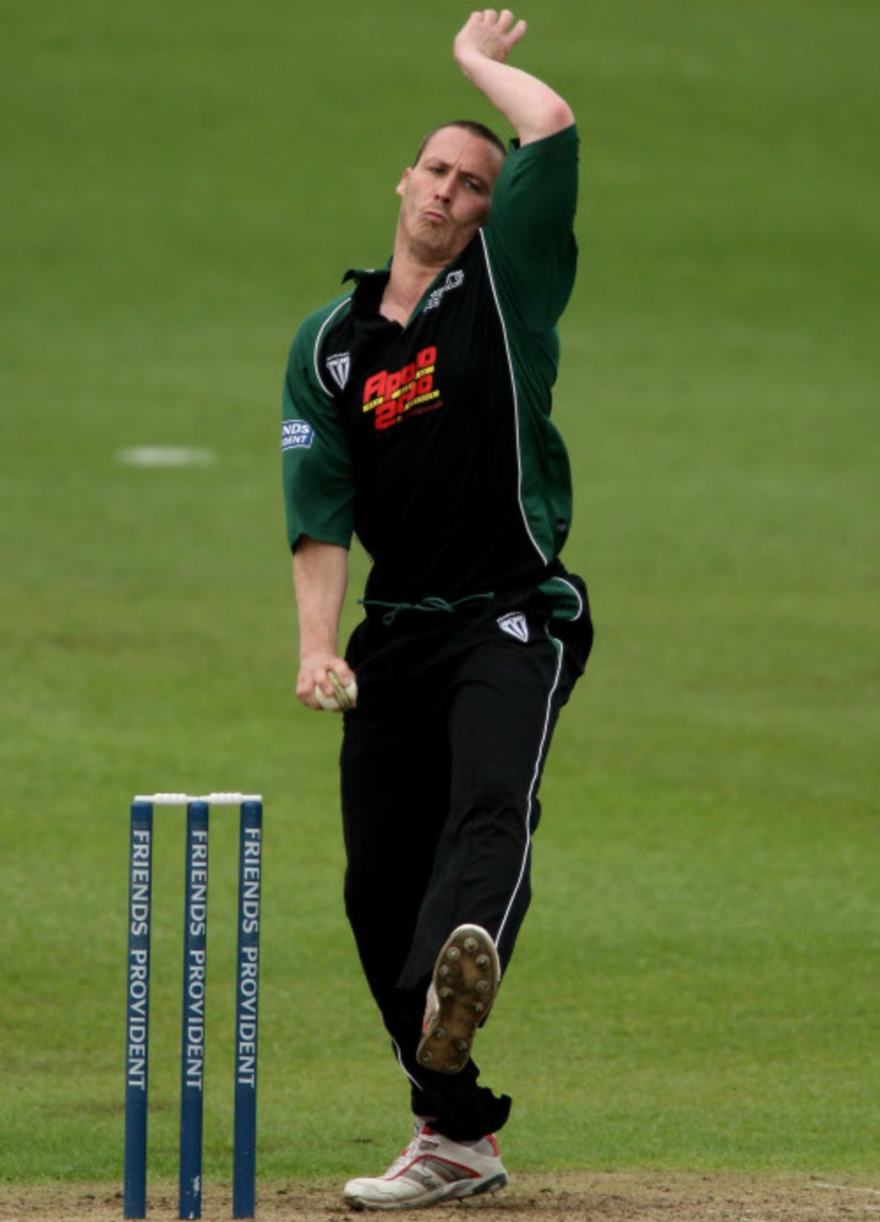 Simon Jones in his delivery stride, Worcestershire v Glamorgan, Friends Provident Trophy, New Road, May 5, 2008