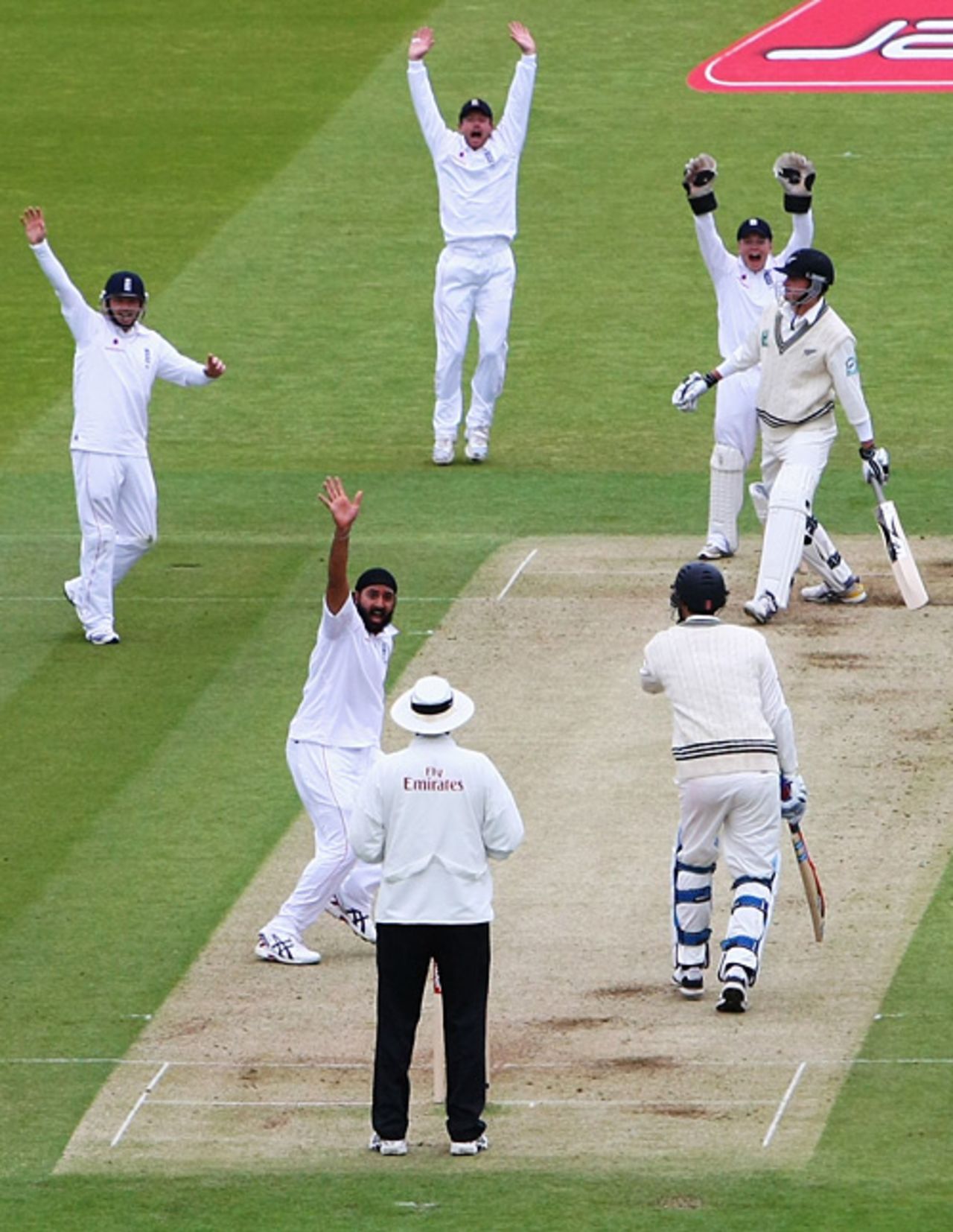 Monty Panesar roars an unsuccessful appeal against Kyle Mills, England v New Zealand, 1st Test, Lord's, 2nd day, May 16, 2008