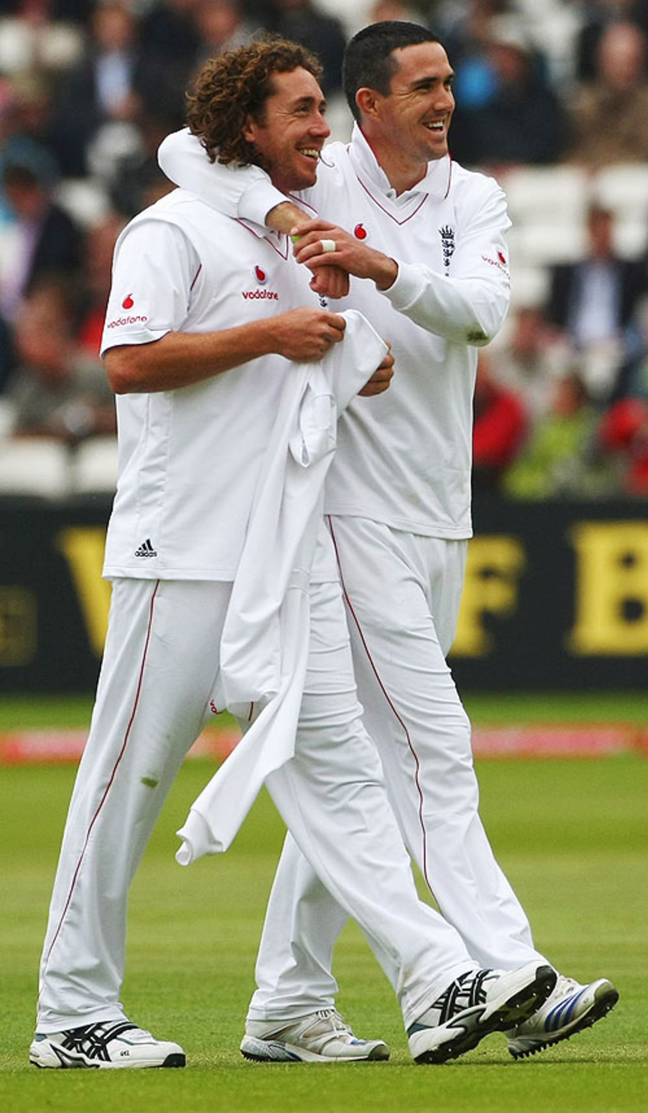 Kevin Pietersen congratulates Ryan Sidebottom on finishing off the New Zealand innings, England v New Zealand, 1st Test, Lord's, 2nd day, May 16, 2008