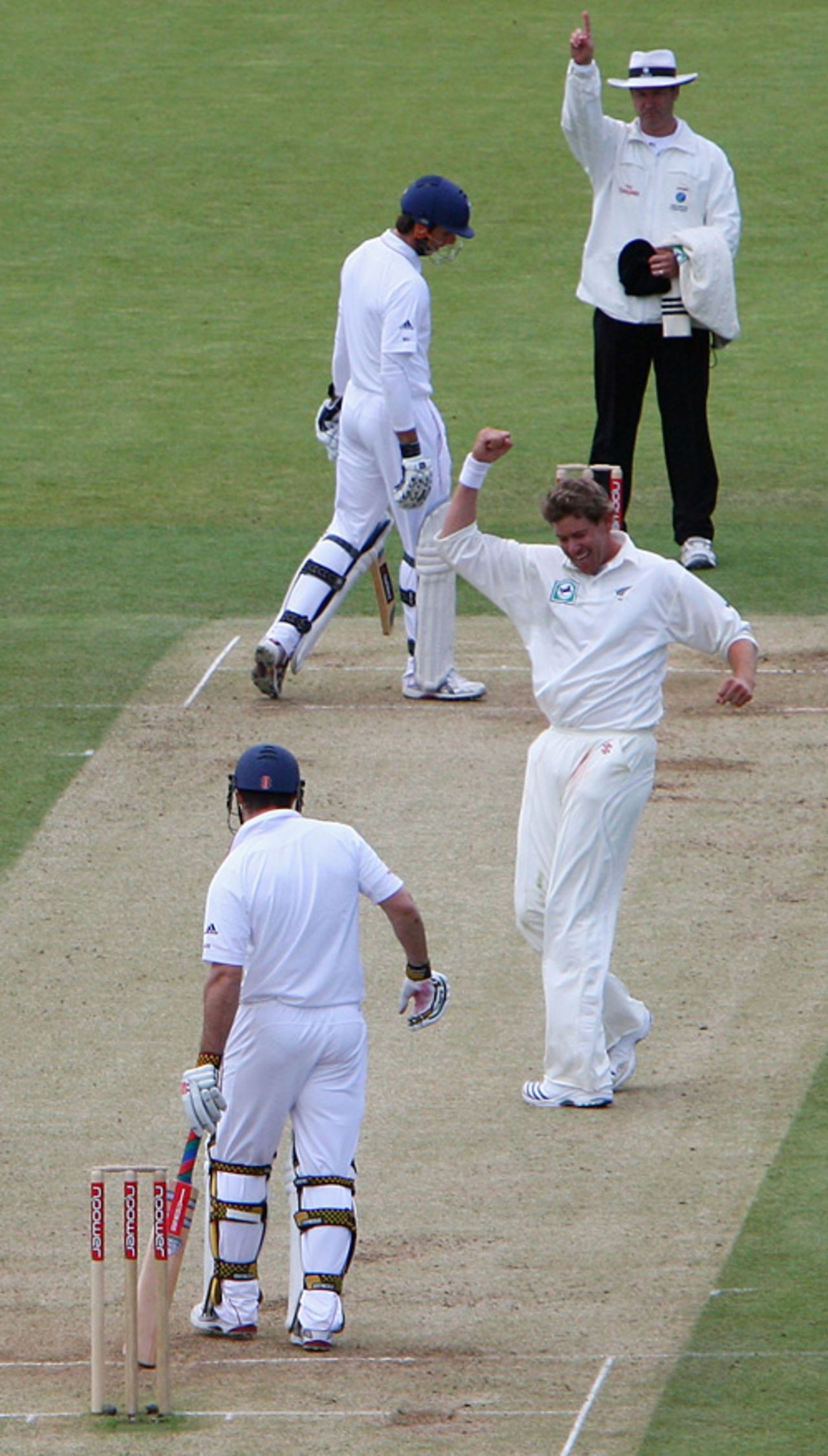 Jacob Oram traps Andrew Strauss leg-before, England v New Zealand, 1st Test, Lord's, May 18, 2008