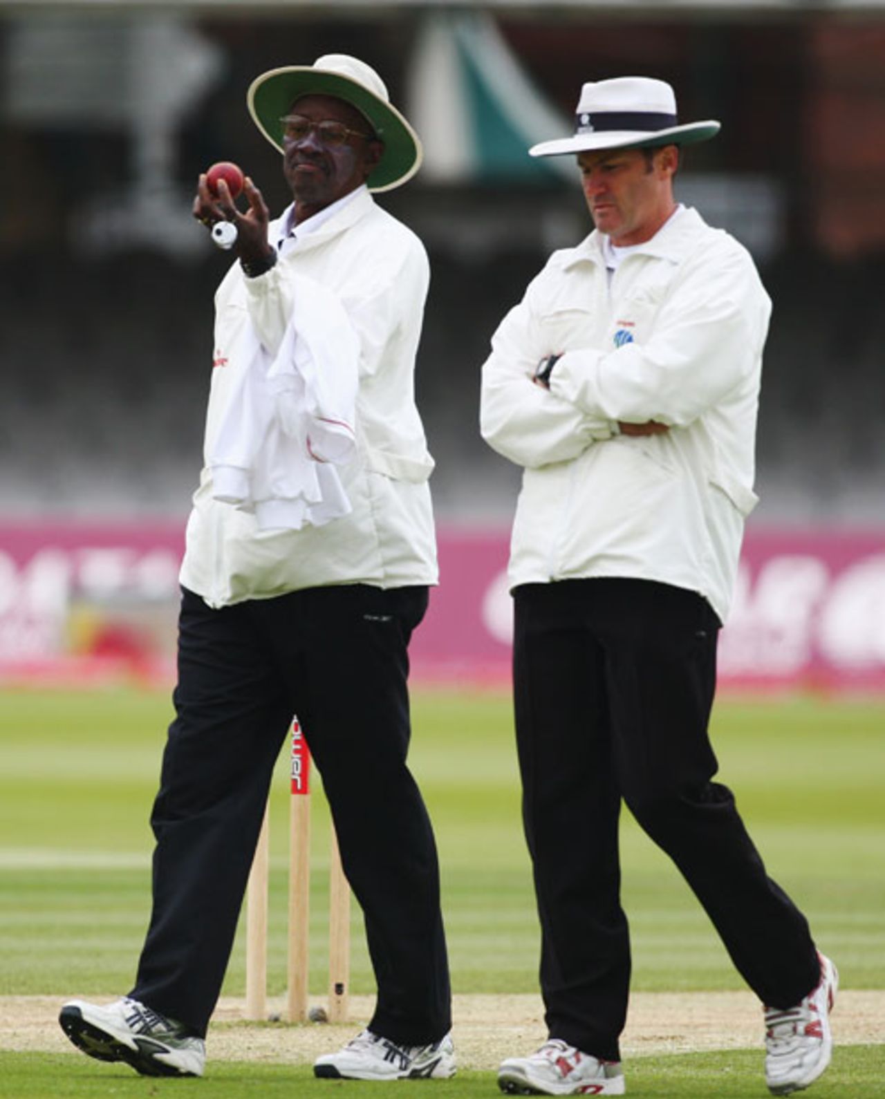 Steve Bucknor and Simon Taufel decide to change the ball, England v New Zealand, 1st Test, Lord's, May 19, 2008