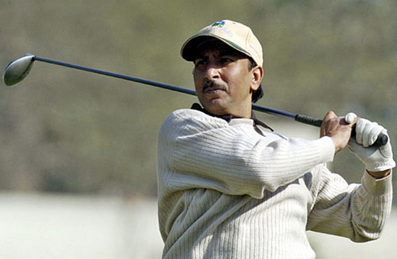 Saleem Malik plays golf at a charity event for raising funds for Pakistan's earthquake victims, Lahore, December 4, 2005