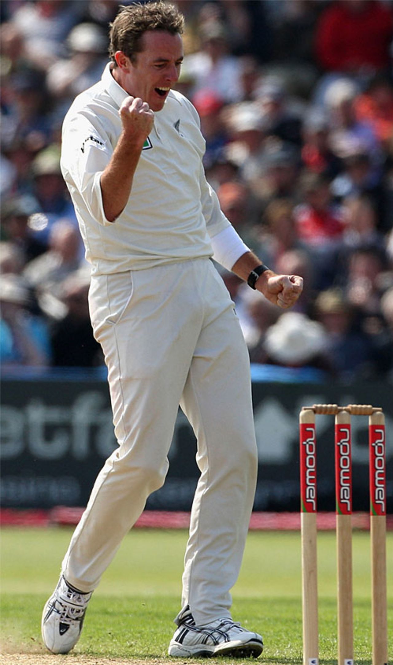 Iain O'Brien celebrates trapping Alastair Cook for 19, England v New Zealand, 2nd Test, Old Trafford, May 24, 2008