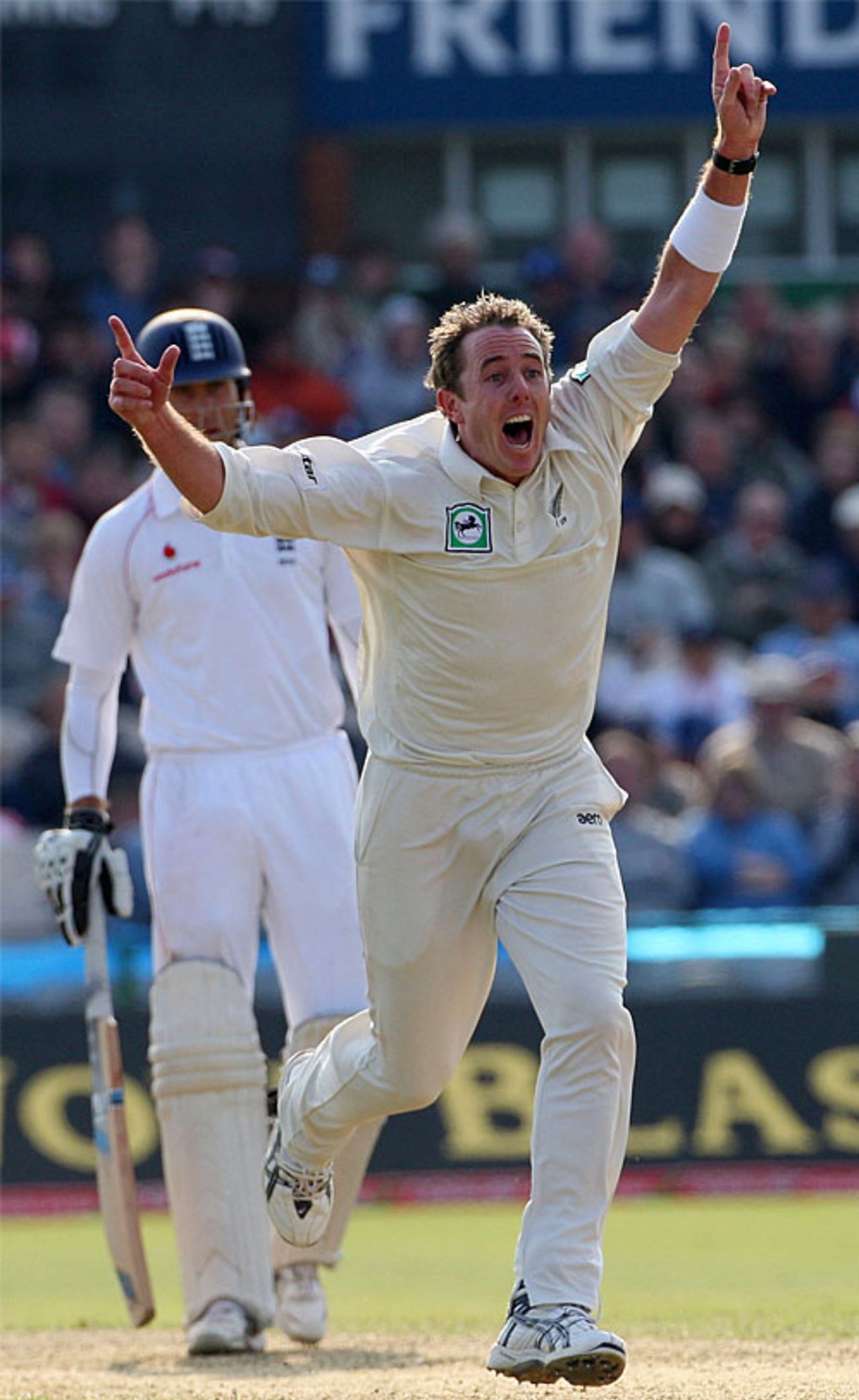 Iain O'Brien celebrates snapping up Andrew Strauss, England v New Zealand, 2nd Test, Old Trafford, May 24, 2008