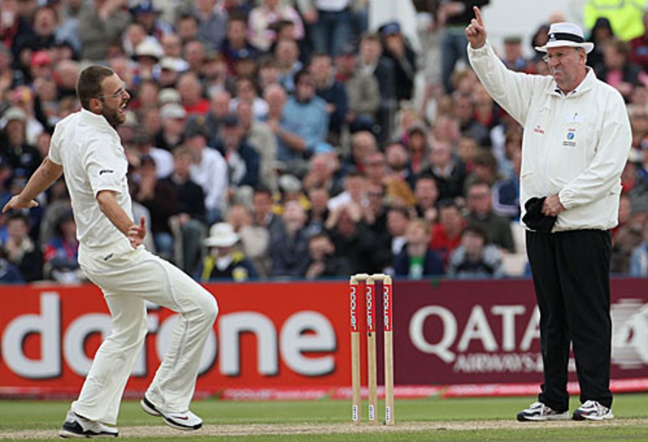 Daniel Vettori gets the finger from Darrell Hair during his five-wicket haul against England, England v New Zealand, 2nd Test, Old Trafford, May 25, 2008