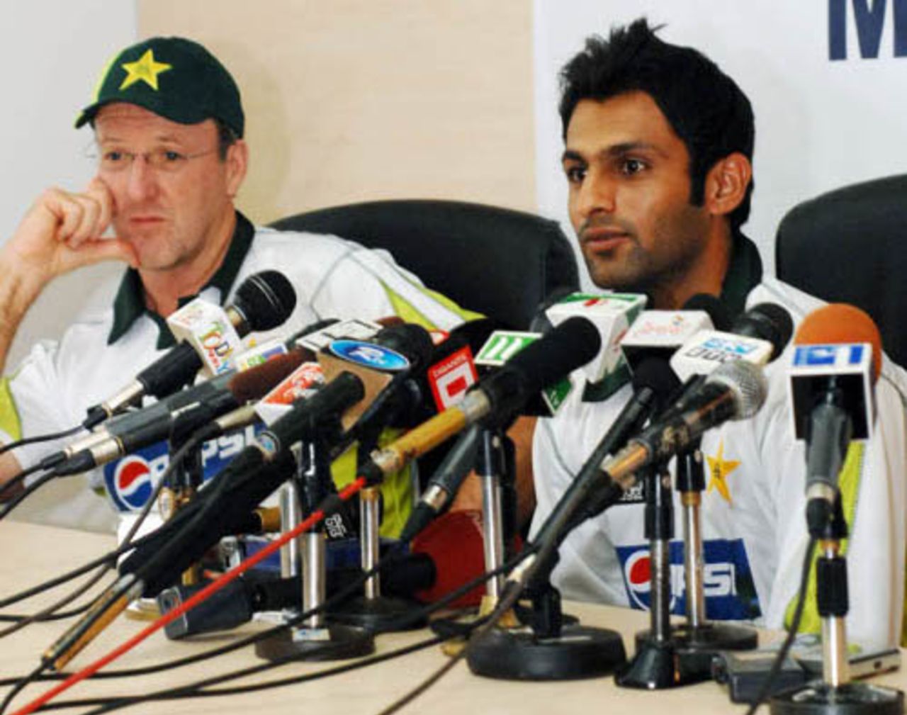 Geoff Lawson and Shoaib Malik at a press conference ahead of the tri-series, Kitply Cup, Mirpur, June 6, 2008 