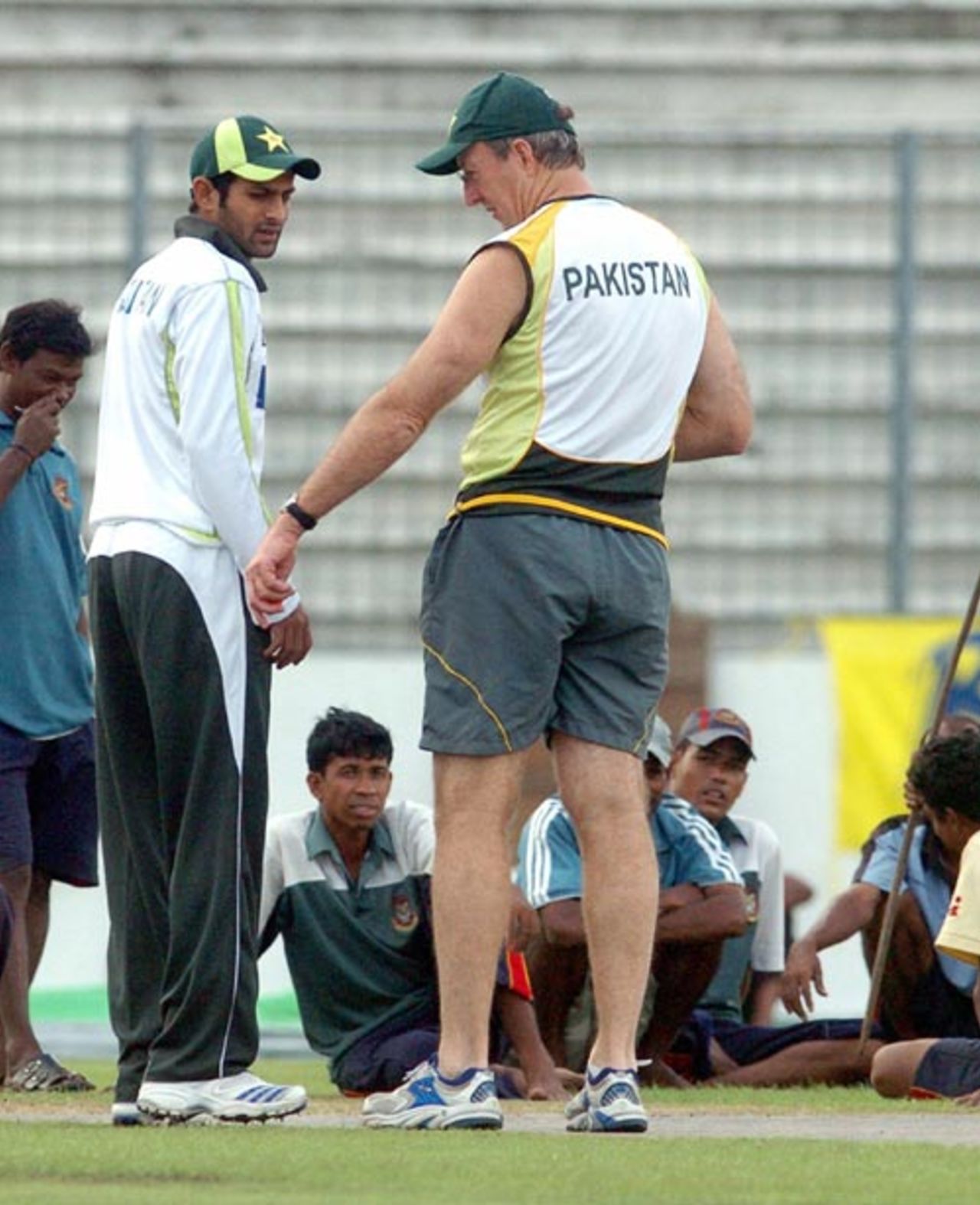 Geoff Lawson and Shoaib Malik examine the pitch during training, Kitply Cup, Mirpur, June 7, 2008