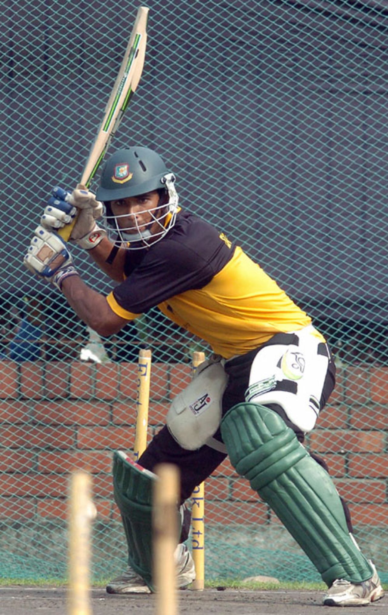Ready Wallop Jamie Siddons gives batting tips to Mohammad Ashraful | ESPNcricinfo.com