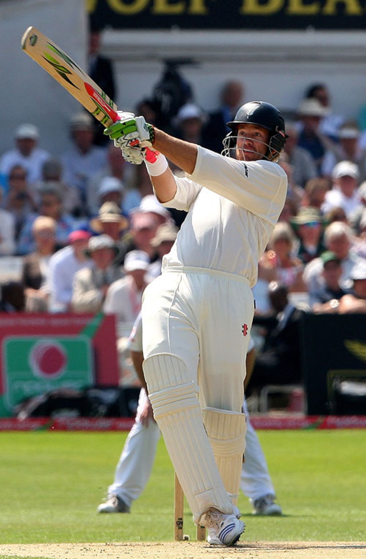 Jacob Oram takes the long-handled approach as New Zealand slip to defeat, England v New Zealand, 3rd Test, Trent Bridge, June 8, 2008