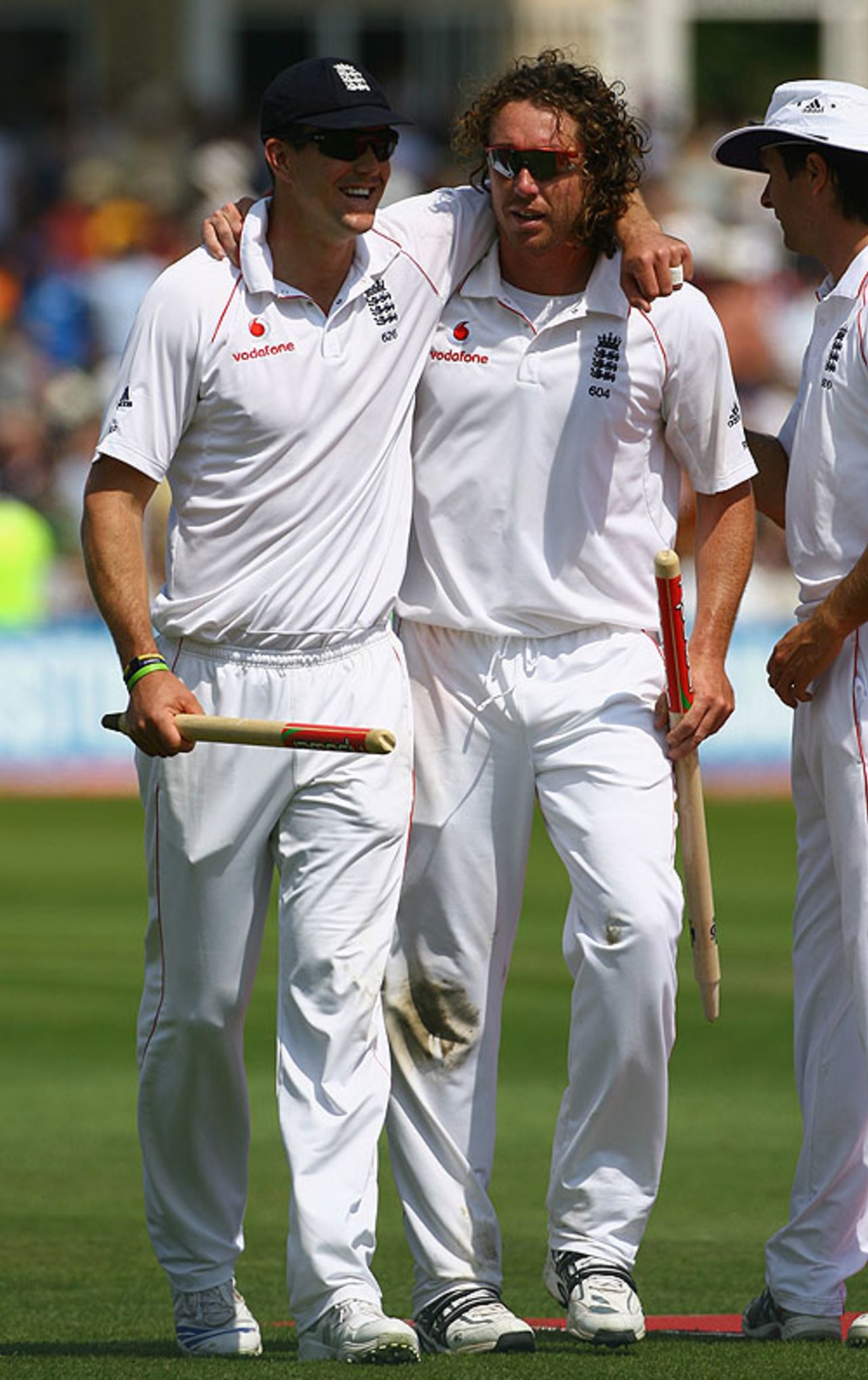 Kevin Pietersen congratulates Ryan Sidebottom after his figures of 6 for 67, England v New Zealand, 3rd Test, Trent Bridge, June 8, 2008