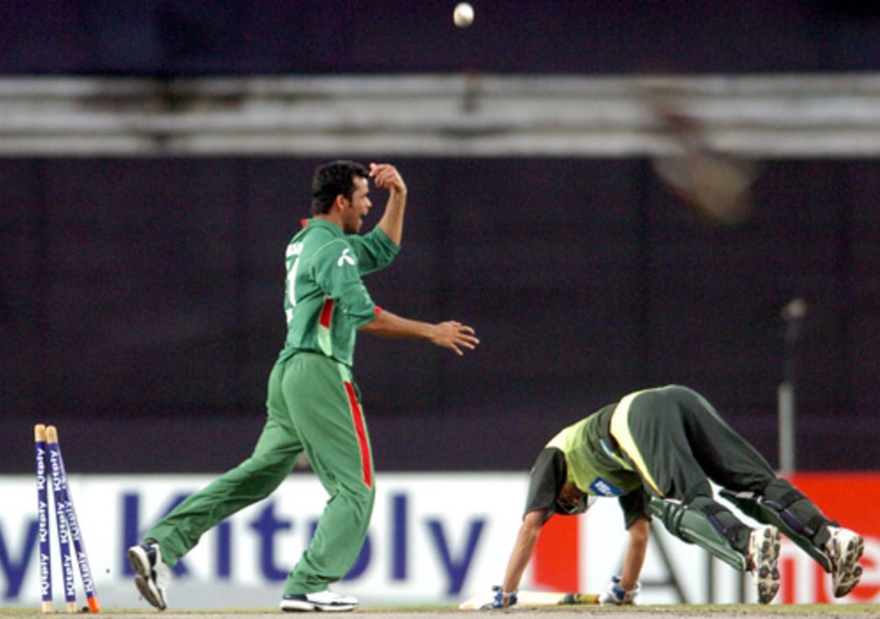 Abdur Razzak rejoices after running out Younis Khan, Bangladesh v Pakistan, Kitply Cup, Dhaka, June 8, 2008
