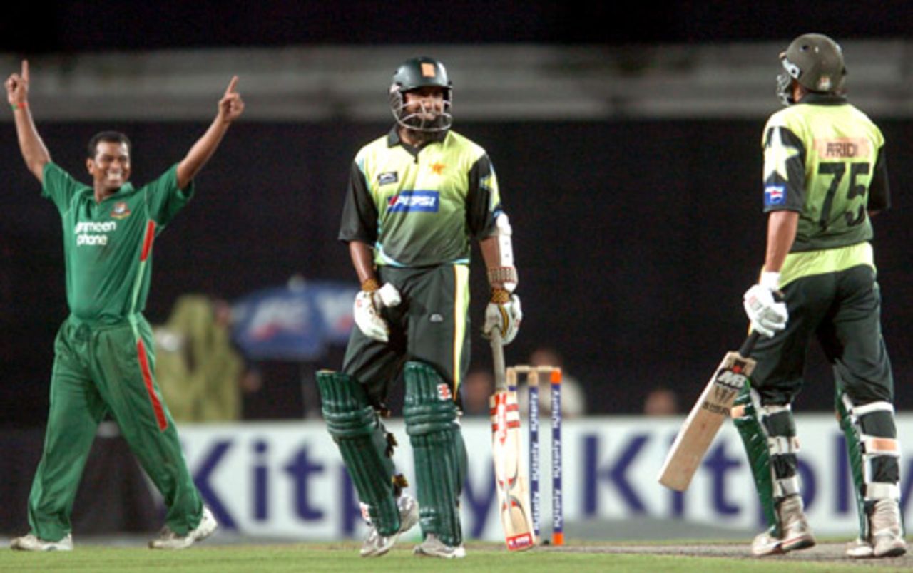 Alok Kapali signals the dismissal of Shahid Afridi, Bangladesh v Pakistan, Kitply Cup, Dhaka, June 8, 2008