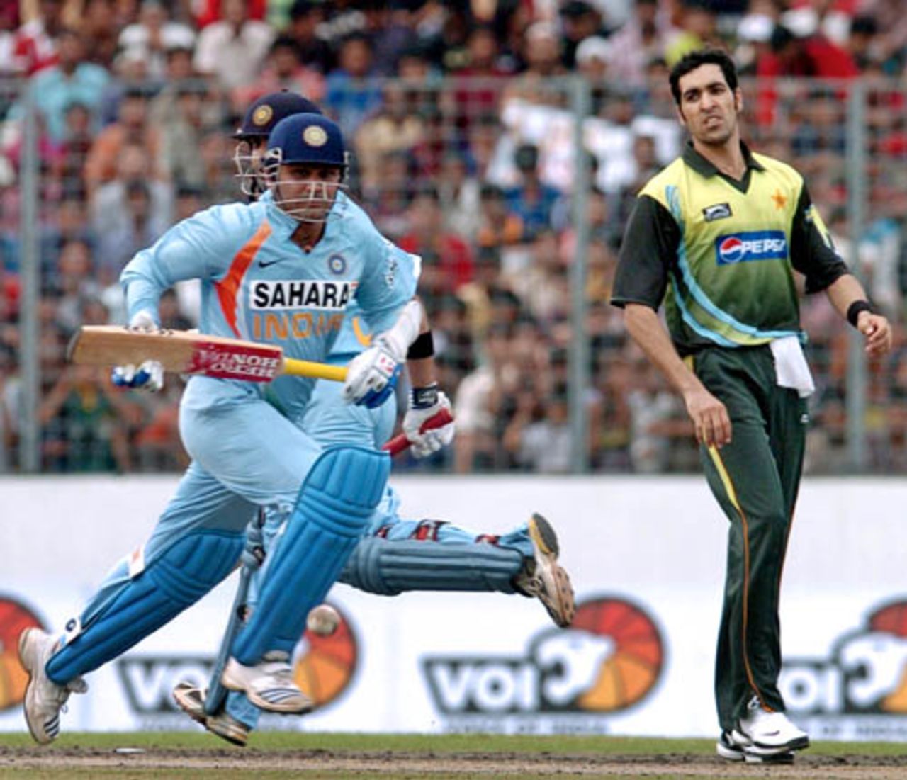 Virender Sehwag rushes for a run as Umar Gul looks on, India v Pakistan, Kitply Cup, Mirpur, June 10, 2008 