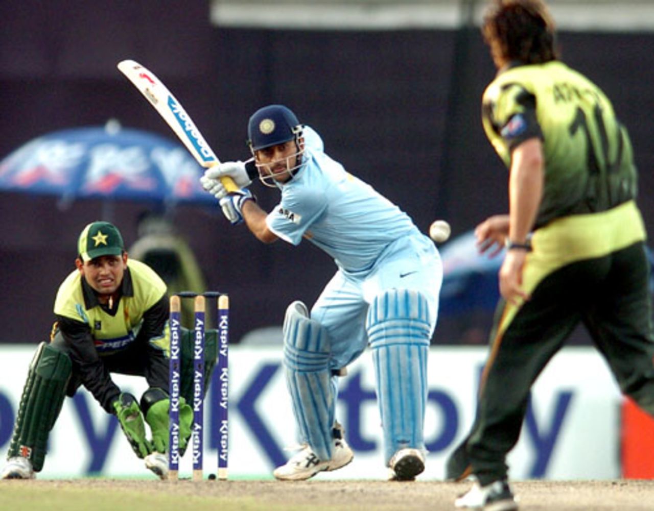 Mahendra Singh Dhoni gives Shahid Afridi the charge, India v Pakistan, Kitply Cup, Mirpur, June 10, 2008 