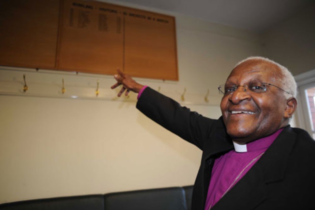 Desmond Tutu pointing to Makhaya Ntini's name on the honours' board in the away dressing room, Lord's, June 10, 2008