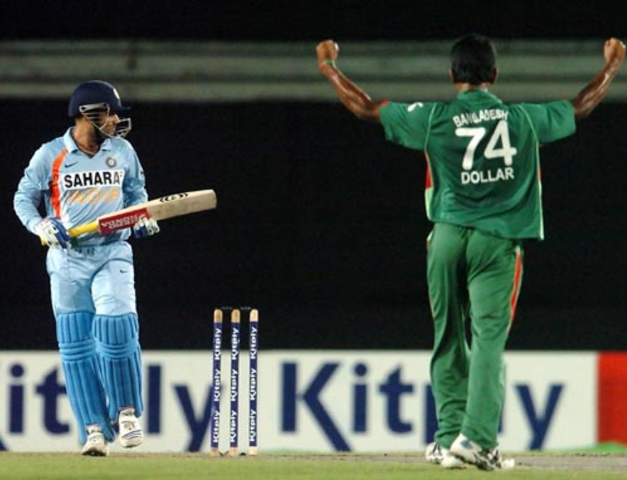 Dolar Mahmud rejoices after dismissing Virender Sehwag, Bangladesh v India, 3rd ODI, Kitply Cup, Mirpur, June 12, 2008