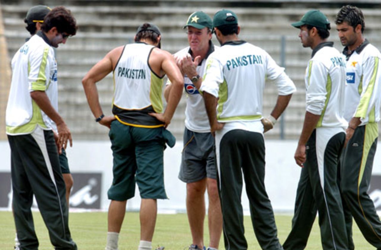 Geoff Lawson, the Pakistan coach, talks to his bowlers, Mirpur, June 13, 2008