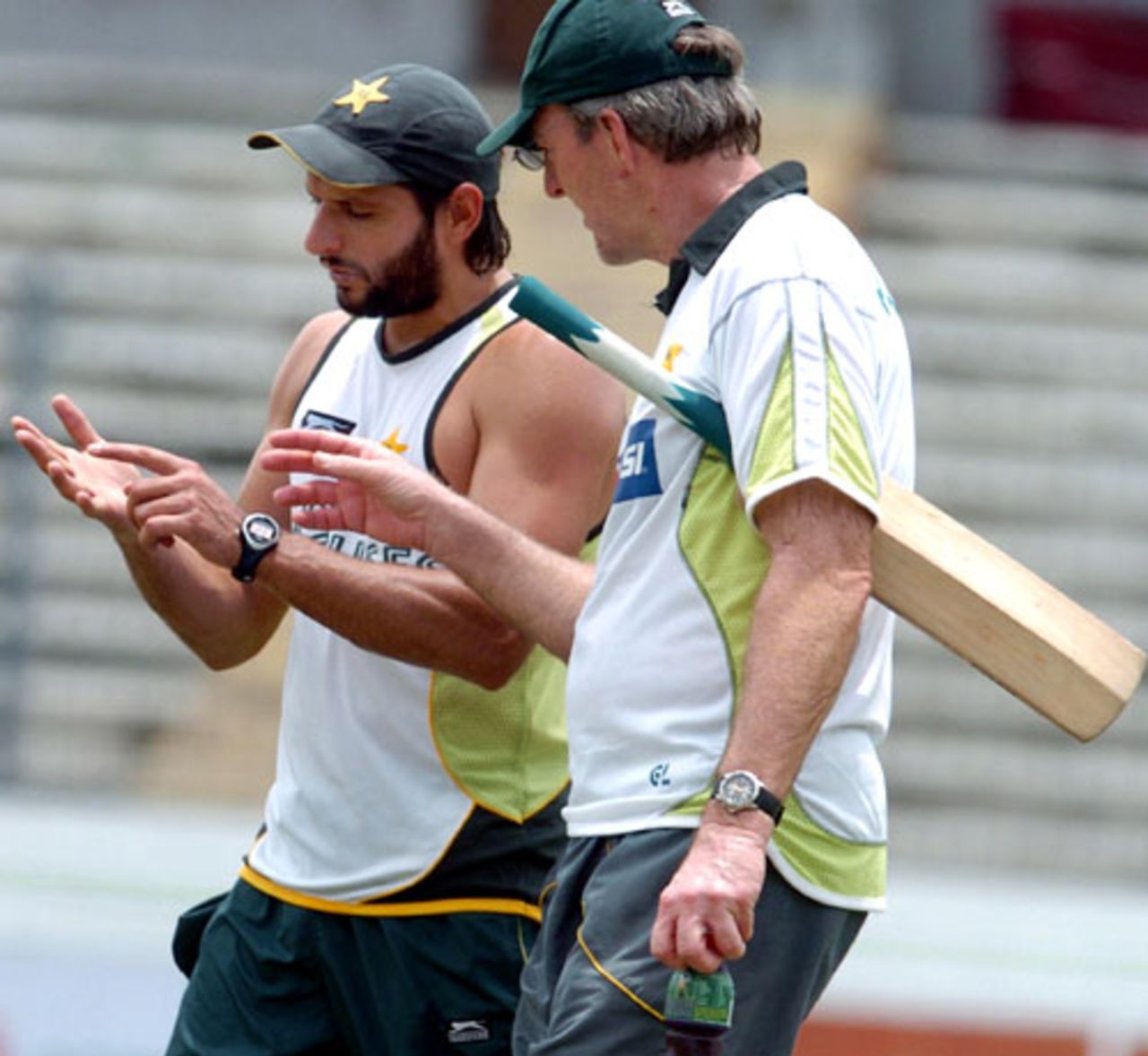 Let's see your future: Geoff Lawson has a close look at Shahid Afridi's hand, Mirpur, June 13, 2008