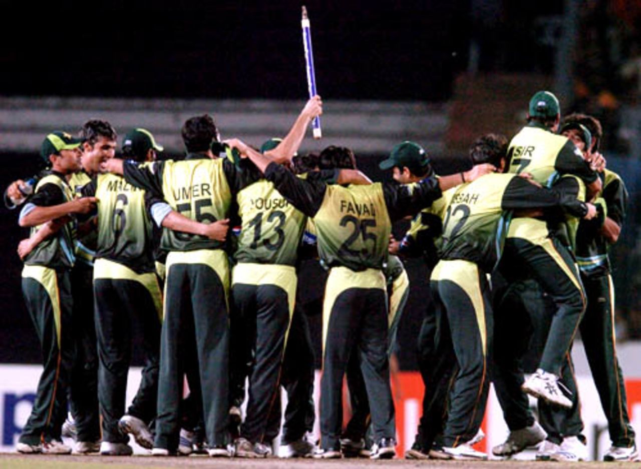 Pakistan celebrate their title triumph, India v Pakistan, Kitply Cup final, Mirpur, June 14, 2008