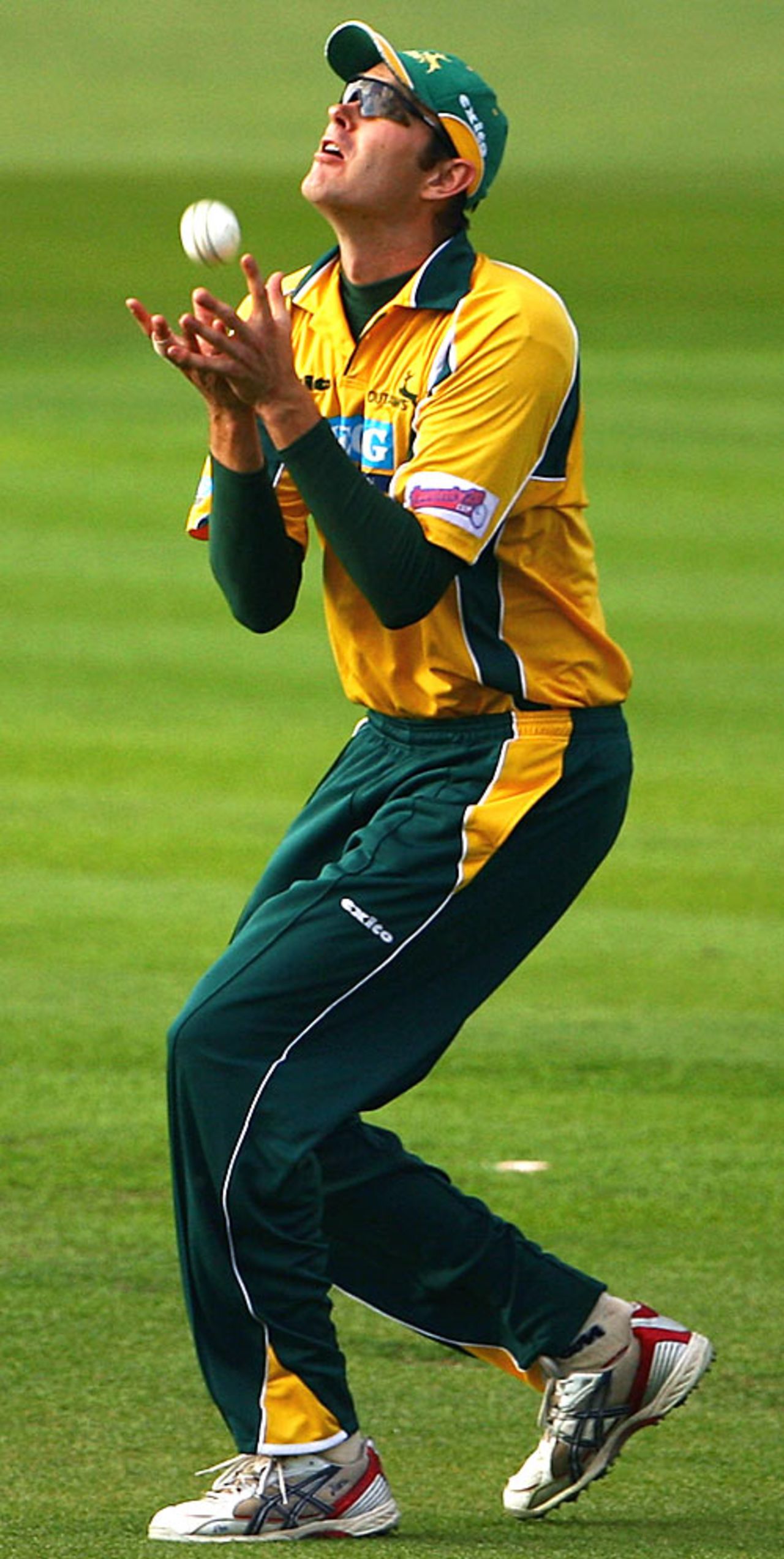 Will Jefferson swallows a simple catch, Nottinghamshire v Derbyshire, Twenty20 Cup, Nottingham, June 16th, 2008
