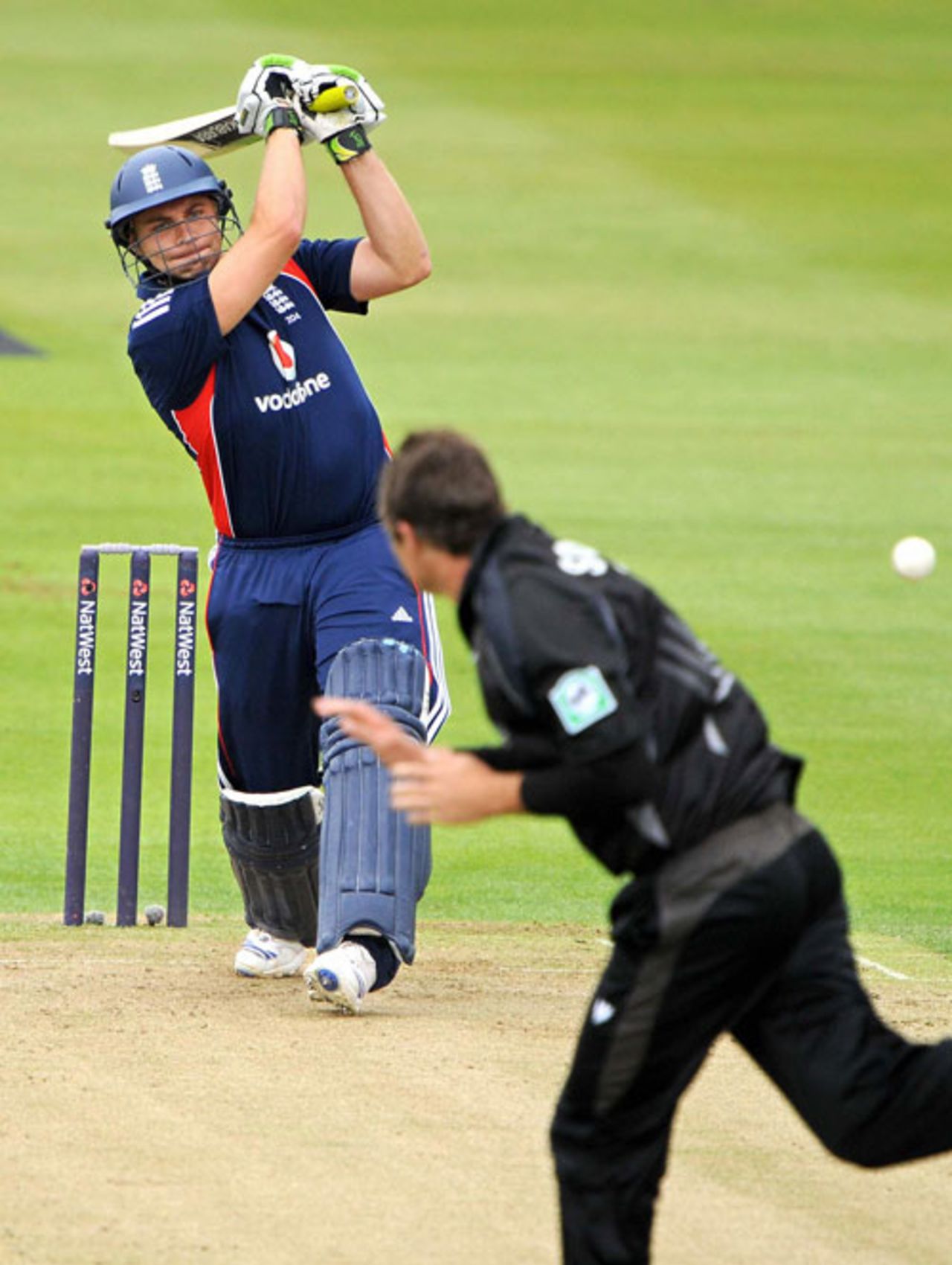 Luke Wright drives back past the bowler Tim Southee, England v New Zealand, 2nd ODI, Edgbaston, June 18, 2008