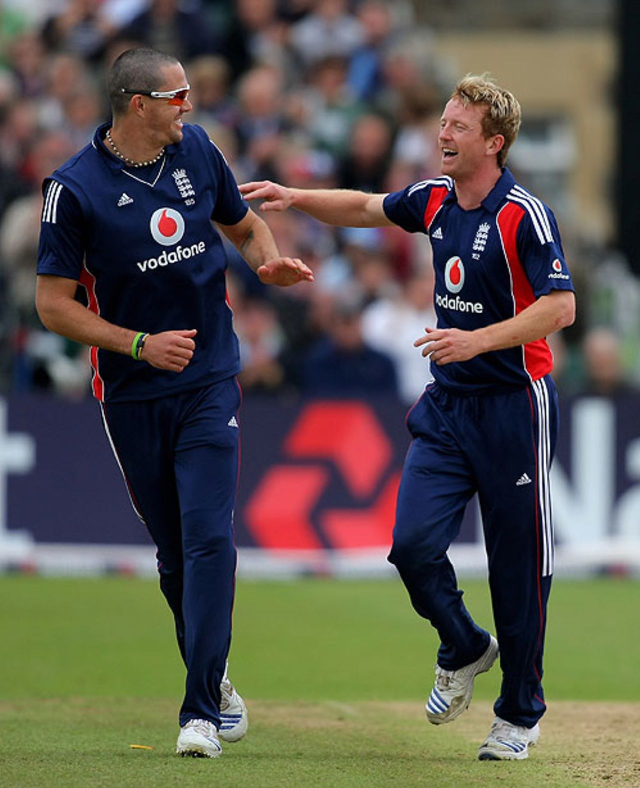 Kevin Pietersen and Paul Collingwood celebrate Gareth Hopkins' dismissal, England v New Zealand, 3rd ODI, Bristol, June 21, 2008