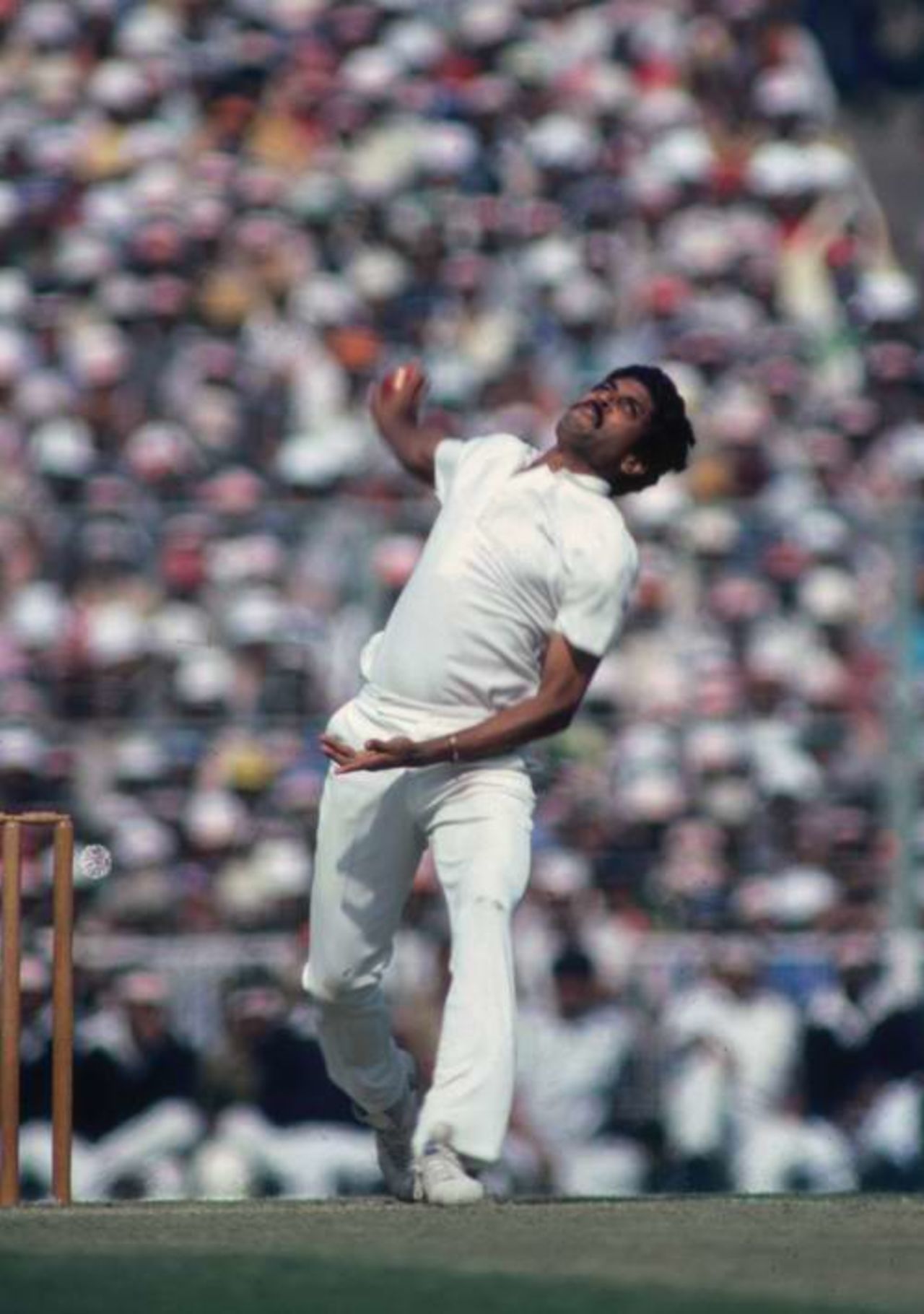 Kapil Dev bowls, fourth Test, India v England, Calcutta, 1982


