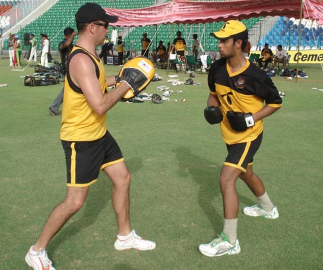 Strength and conditioning coach Grant Trafford Luden teaches Tamim Iqbal strength training, Lahore, June 23, 2008