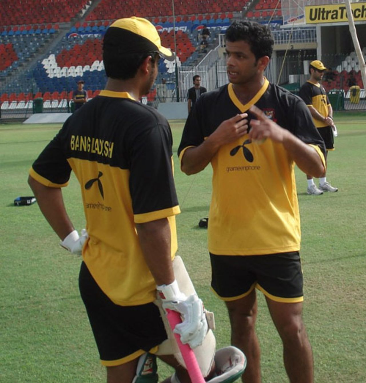 Abdur Razzak has some advice for a team-mate, Lahore, June 23, 2008