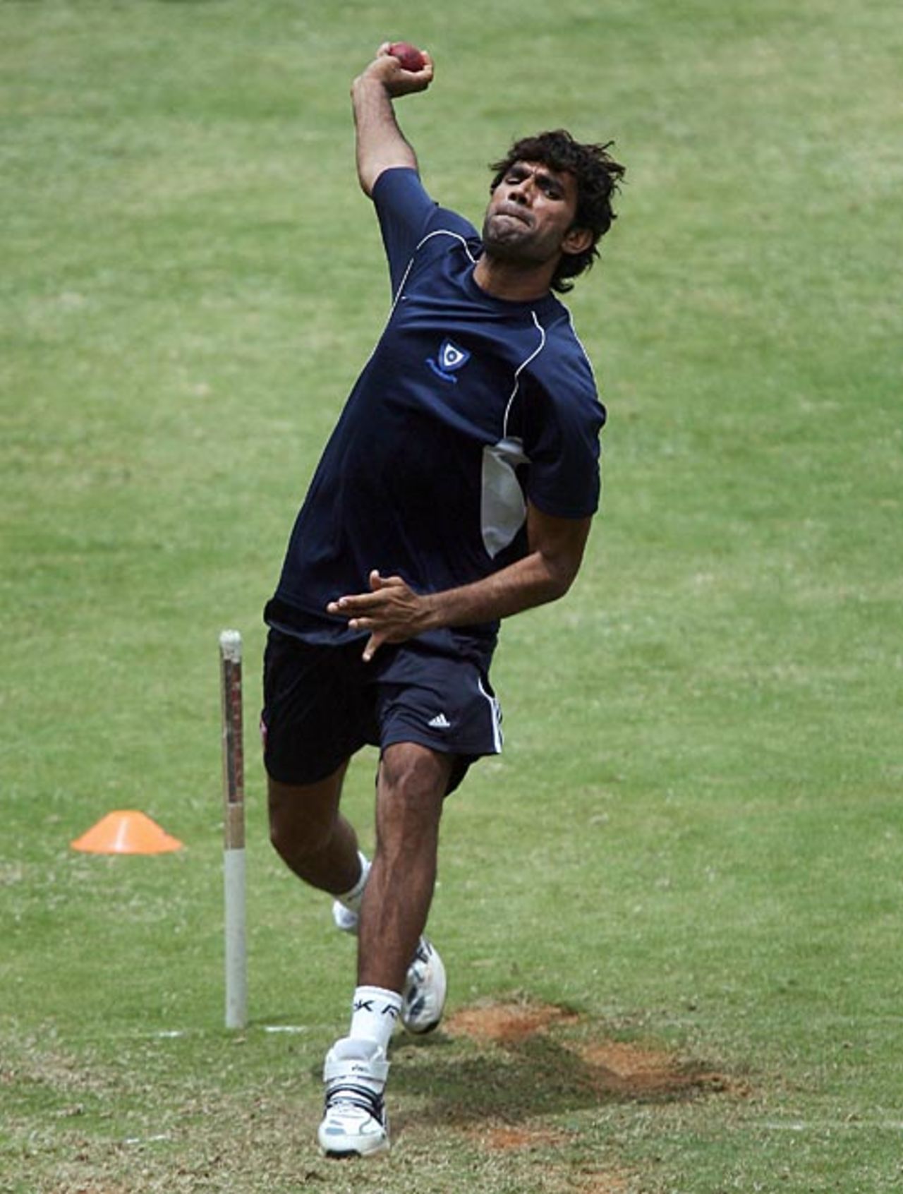 Munaf Patel bowls at the Chinnaswamy Stadium, Bangalore, June 24, 2008
