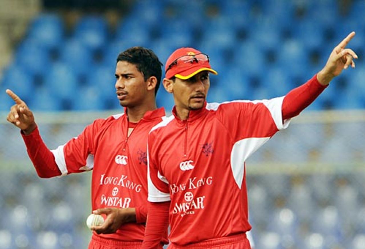 Nadeem Ahmed and Tabarak Dar make field changes, Pakistan v Hong Kong, Asia Cup, Karachi, June 24, 2008
