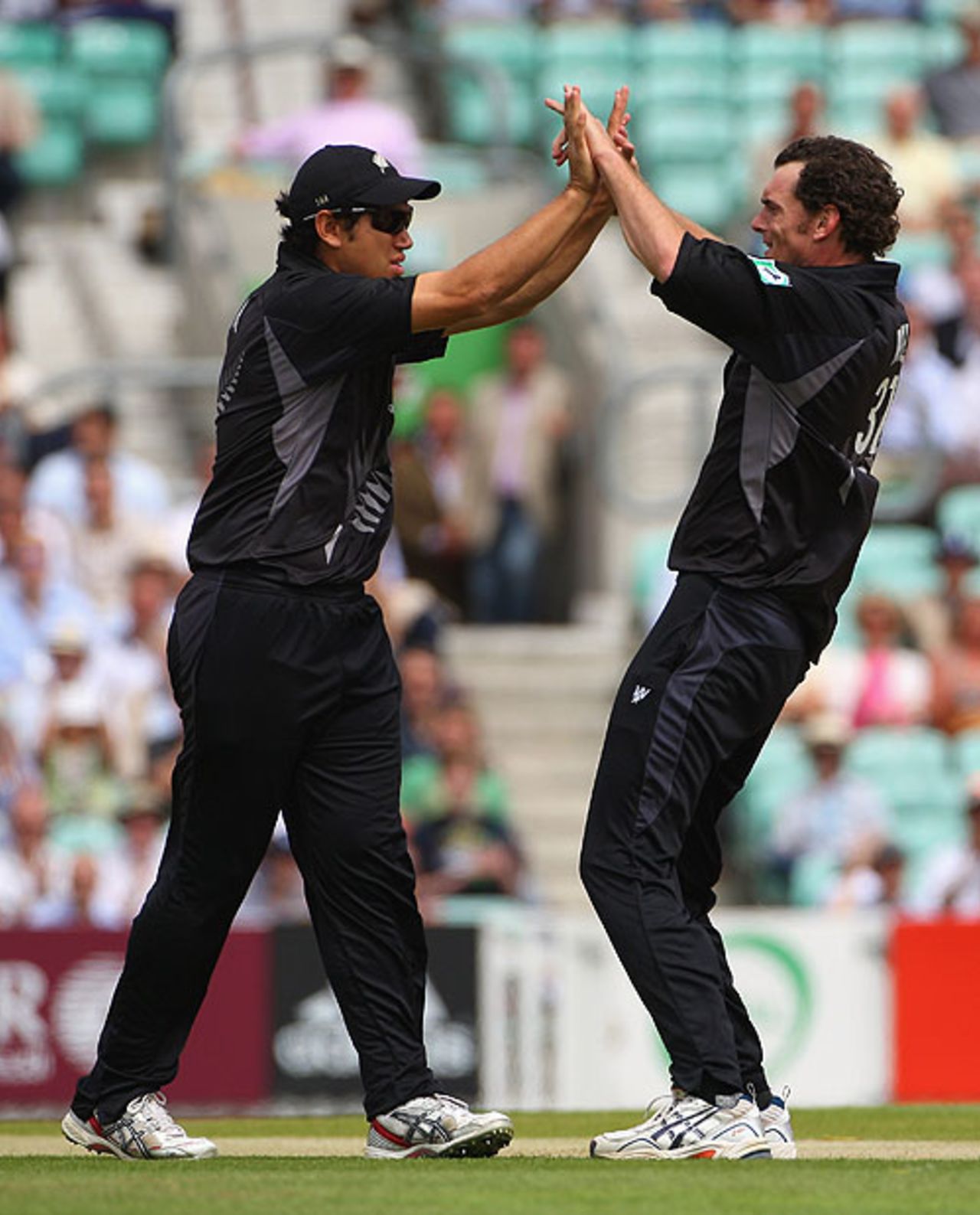 Ross Taylor and Kyle Mills celebrate the dismissal of Luke Wright, England v New Zealand, 4th ODI, The Oval, June 25, 2008