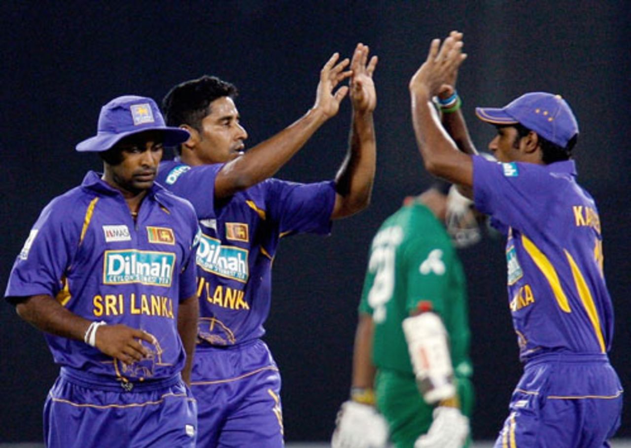Chaminda Vaas and his team-mates celebrate the fall of a Bangladesh wicket, Bangladesh v Sri Lanka, Group A, Asia Cup, Lahore, June 25, 2008