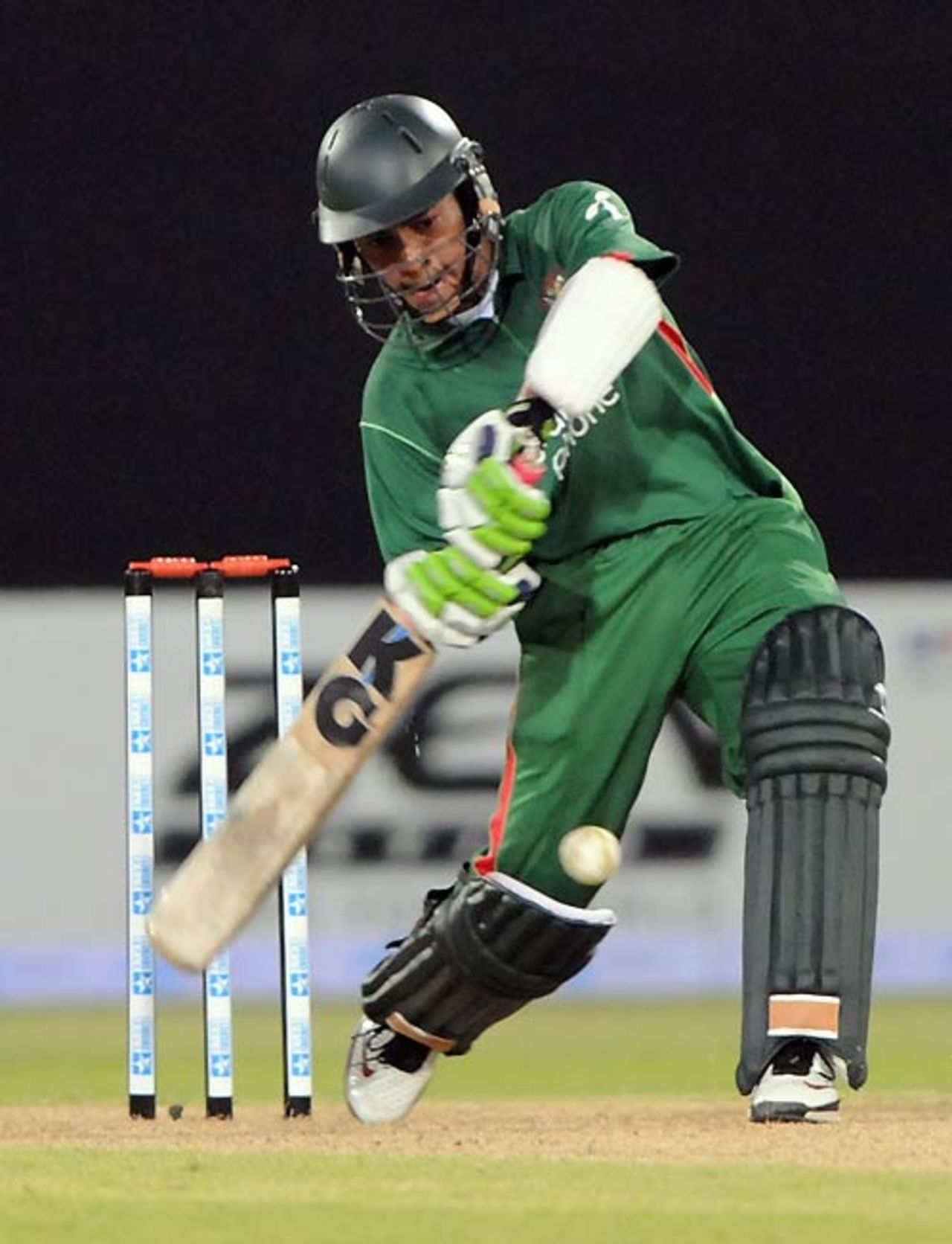 Mushfiqur Rahim takes the aerial route during his 44, Bangladesh v Sri Lanka, Group A, Asia Cup, Lahore, June 25, 2008