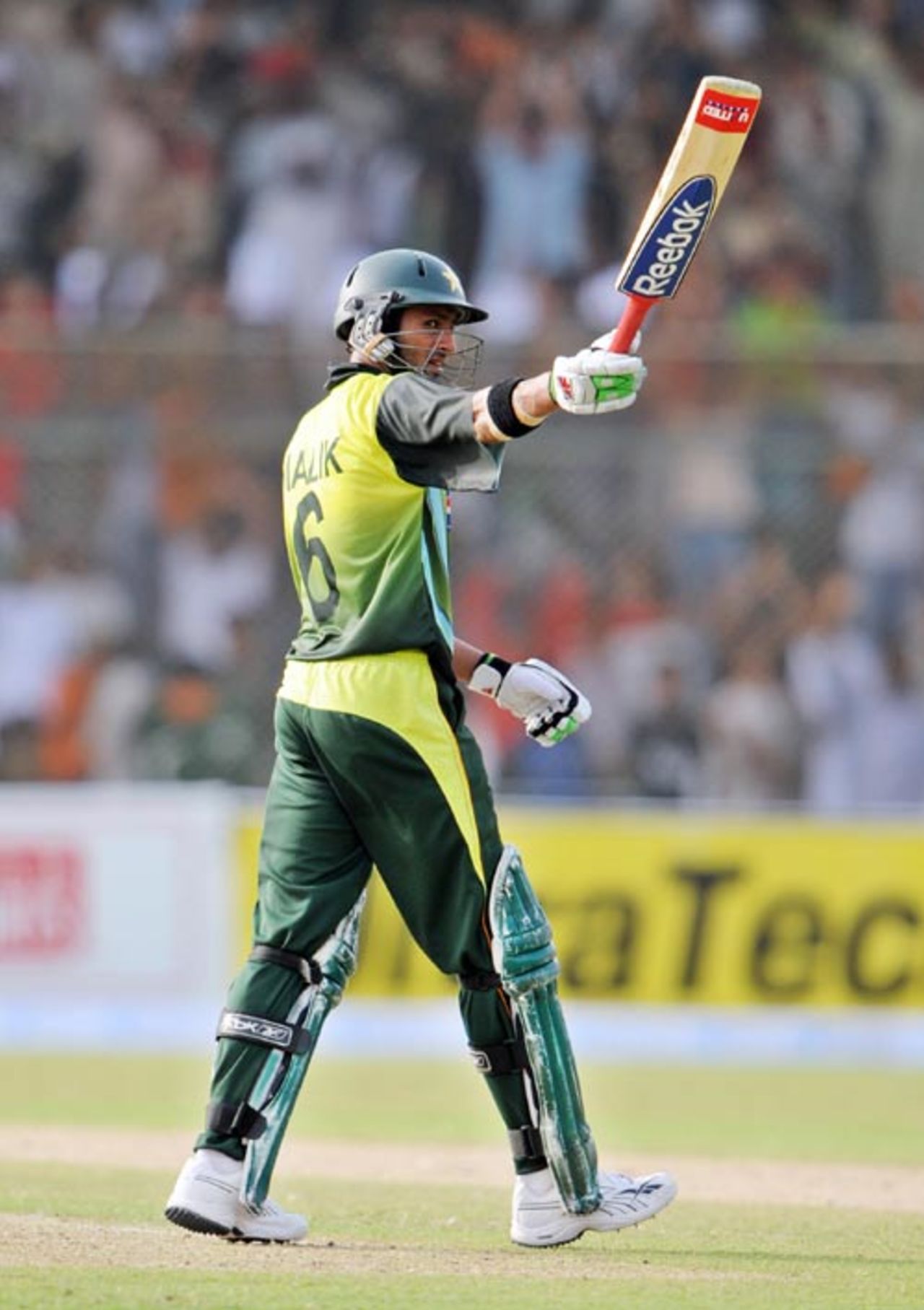 Shoaib Malik takes the applause for his century, Pakistan v India, Group B, Asia Cup, Karachi, June 26, 2008