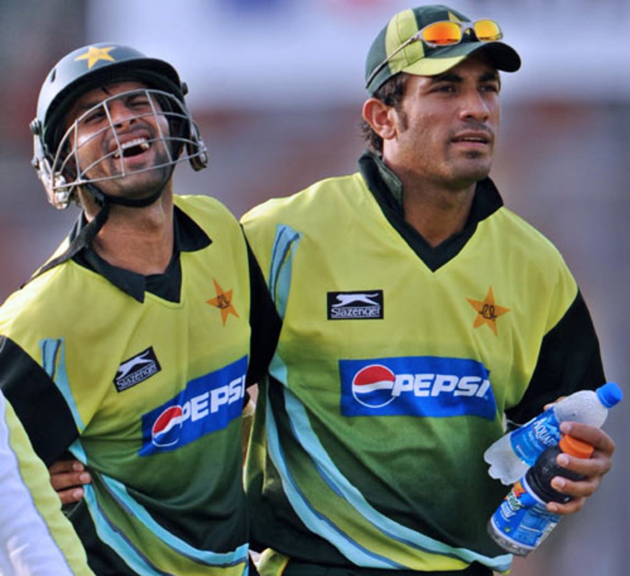 Shoaib Malik suffered with cramps and had to be escorted off the field by Wahab Riaz, Pakistan v India, Group B, Asia Cup, Karachi, June 26, 2008