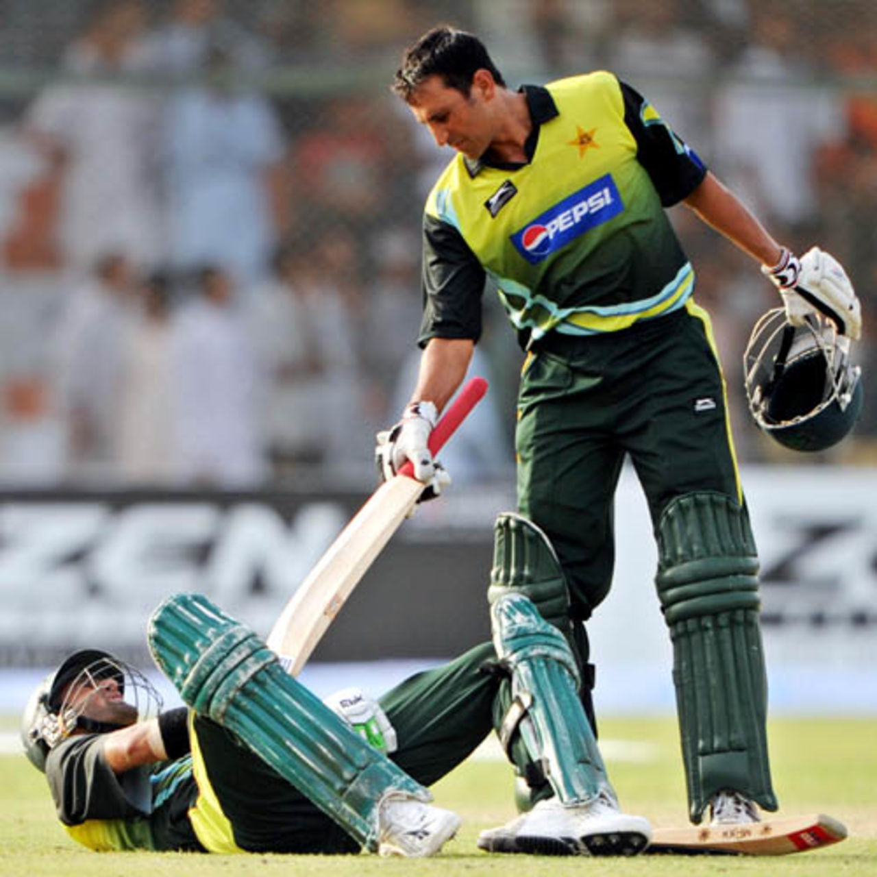 Younis Khan tries to spur on Shoaib Malik, who was suffering from cramps, Pakistan v India, Group B, Asia Cup, Karachi, June 26, 2008