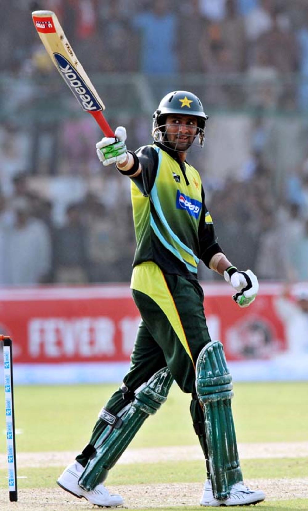 Shoaib Malik acknowledges the cheers on reaching his hundred, Pakistan v India, Group B, Asia Cup, Karachi, June 26, 2008