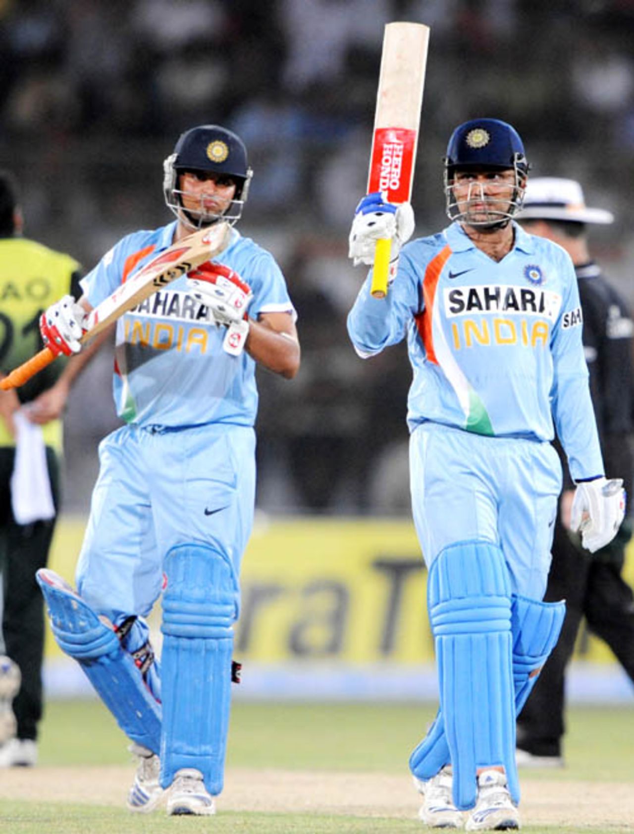Suresh Raina applauds Virender Sehwag, Pakistan v India, Group B, Asia Cup, Karachi, June 26, 2008