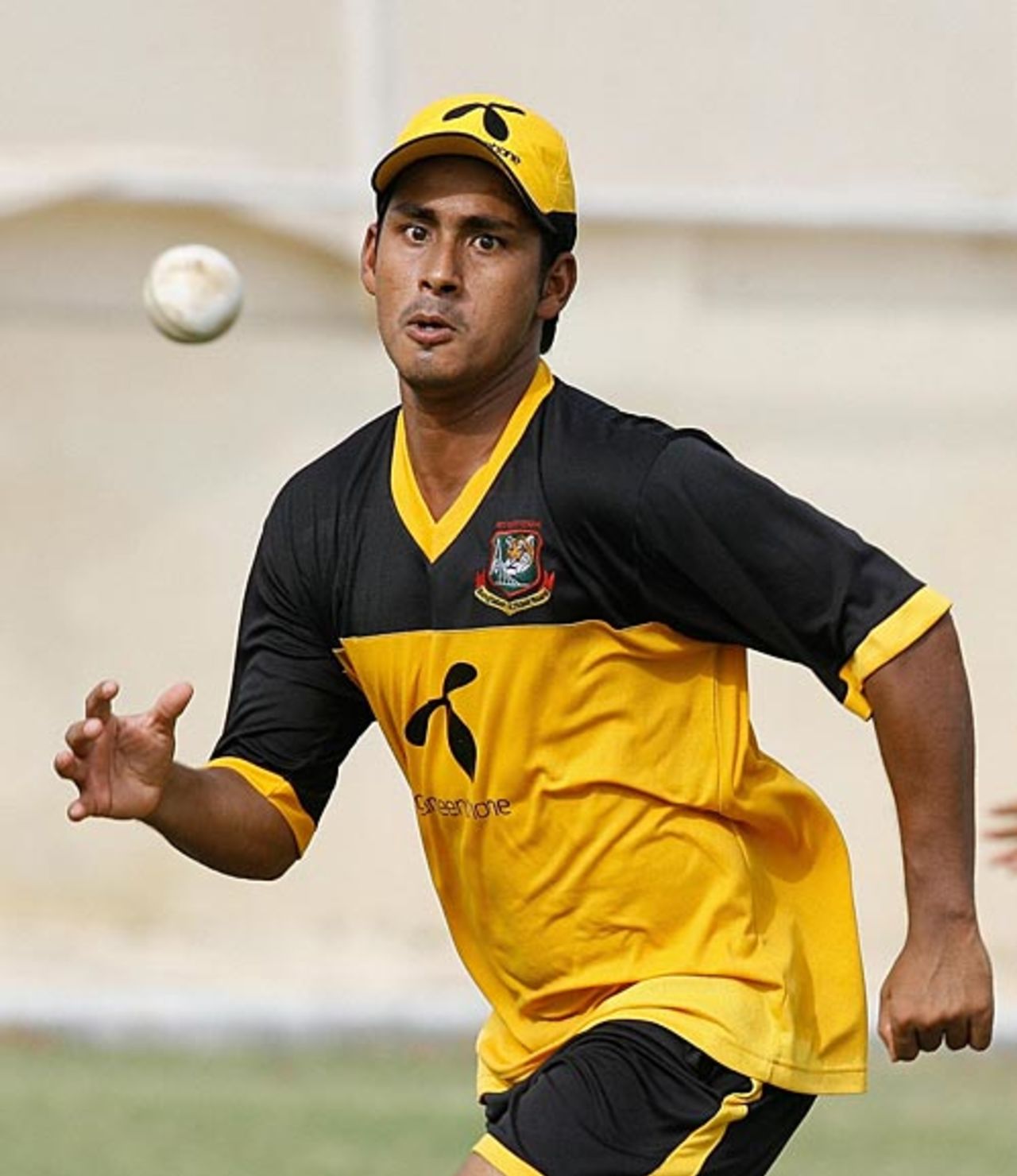 Mohammad Ashraful focuses on the ball, Karachi, June 27, 2008