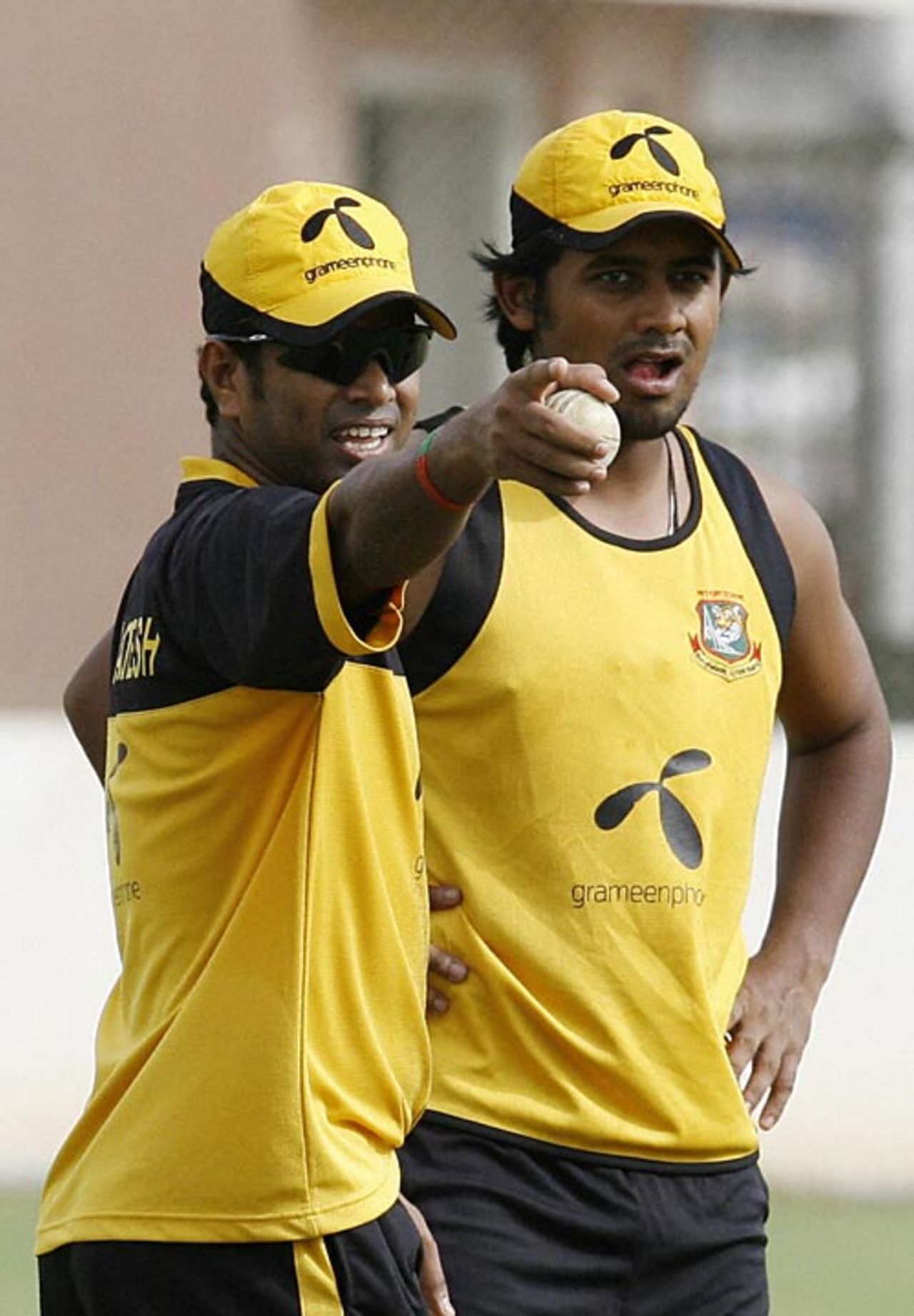 Shahriar Nafees and Alok Kapali during a training session, Karachi, June 27, 2008
