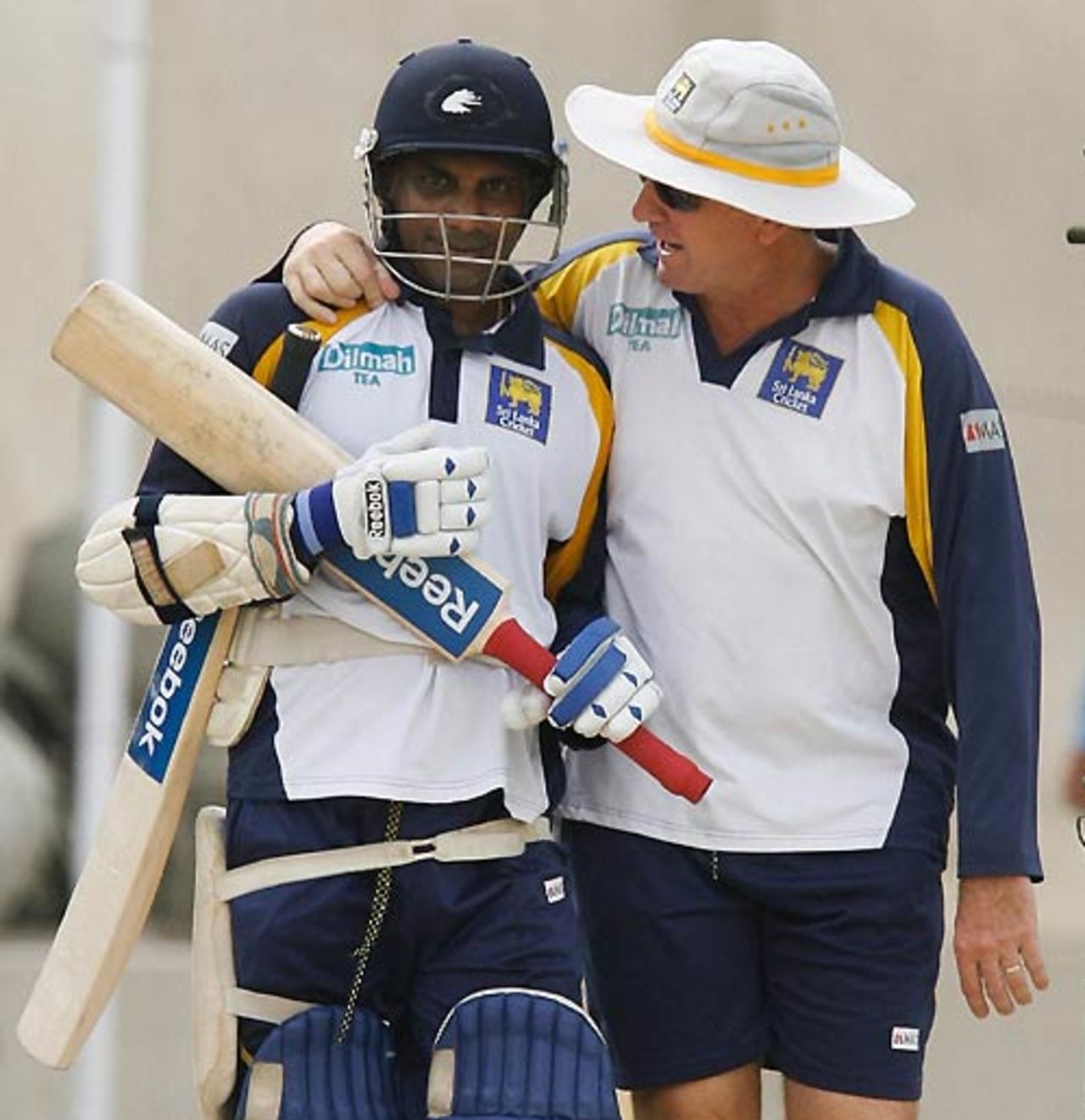 Trevor Bayliss has a friendly word with Sanath Jayasuriya, Karachi, June 28, 2008